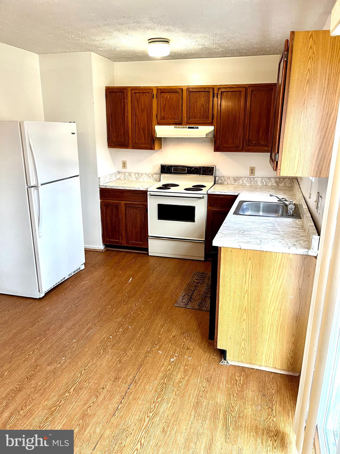 TOWERING OAKS - Residential