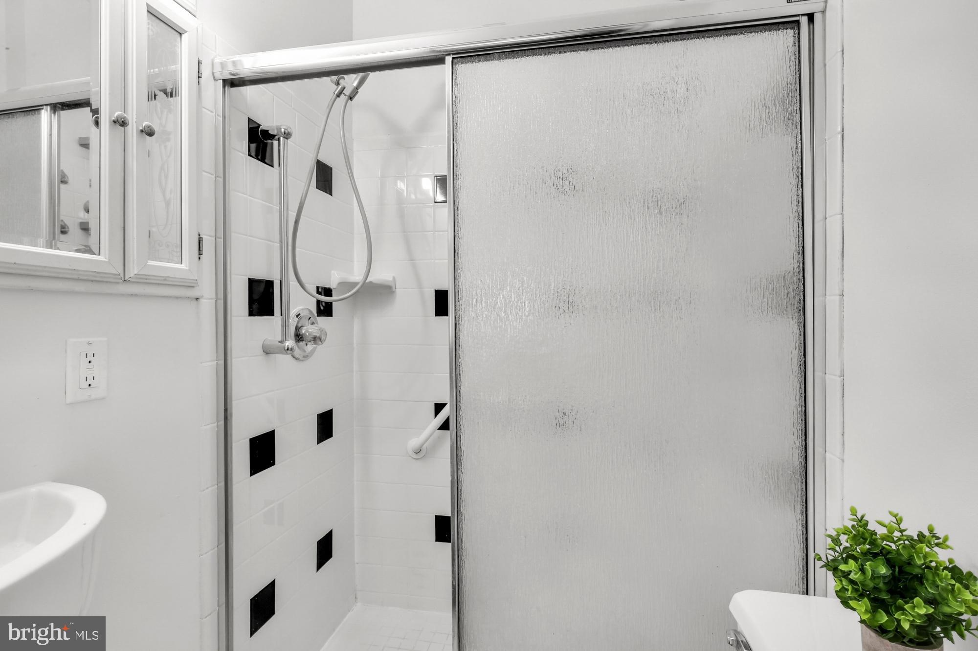 GIRARD ESTATES - Residential Lease