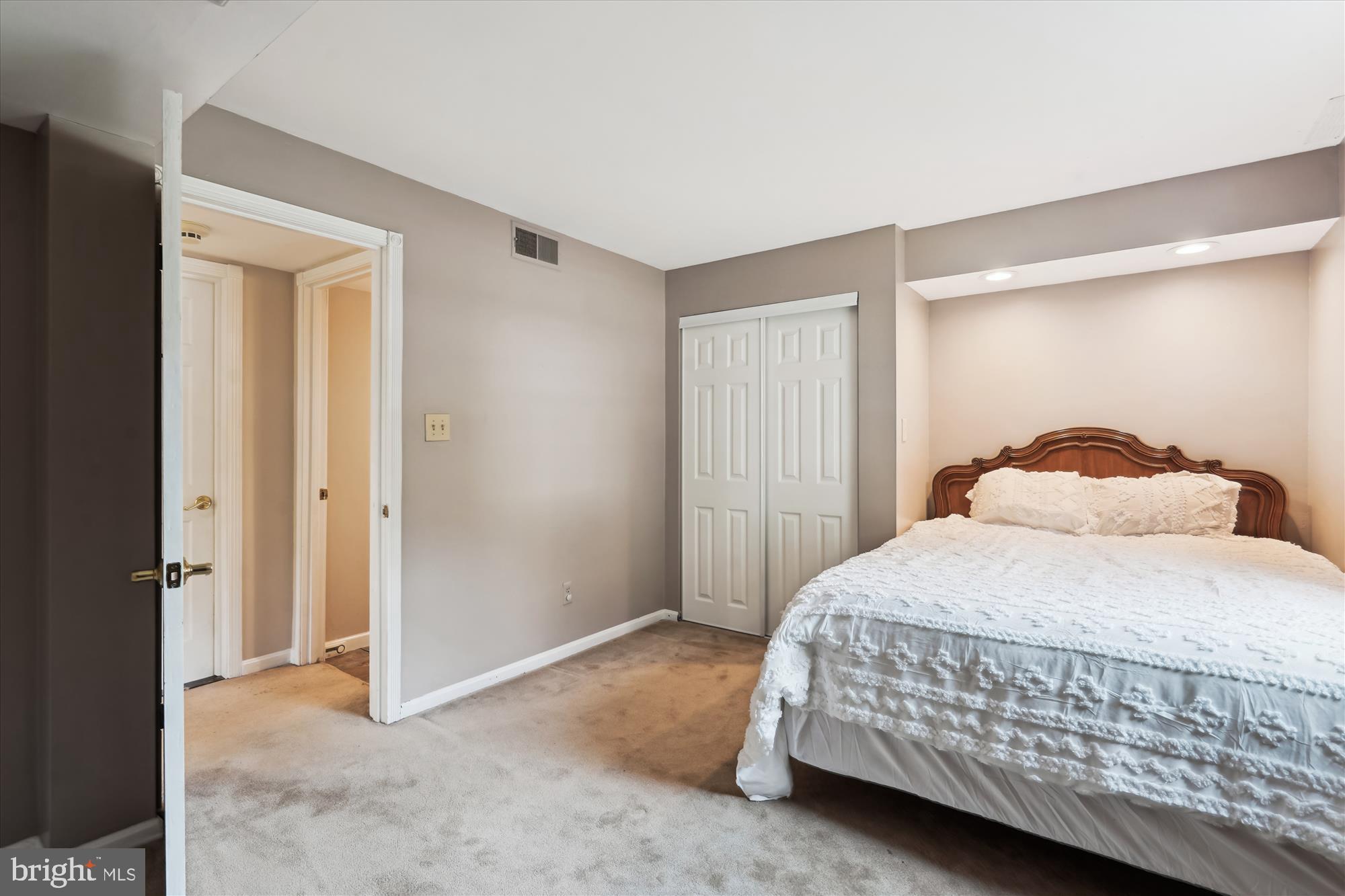 SHOUSE VILLAGE - Residential