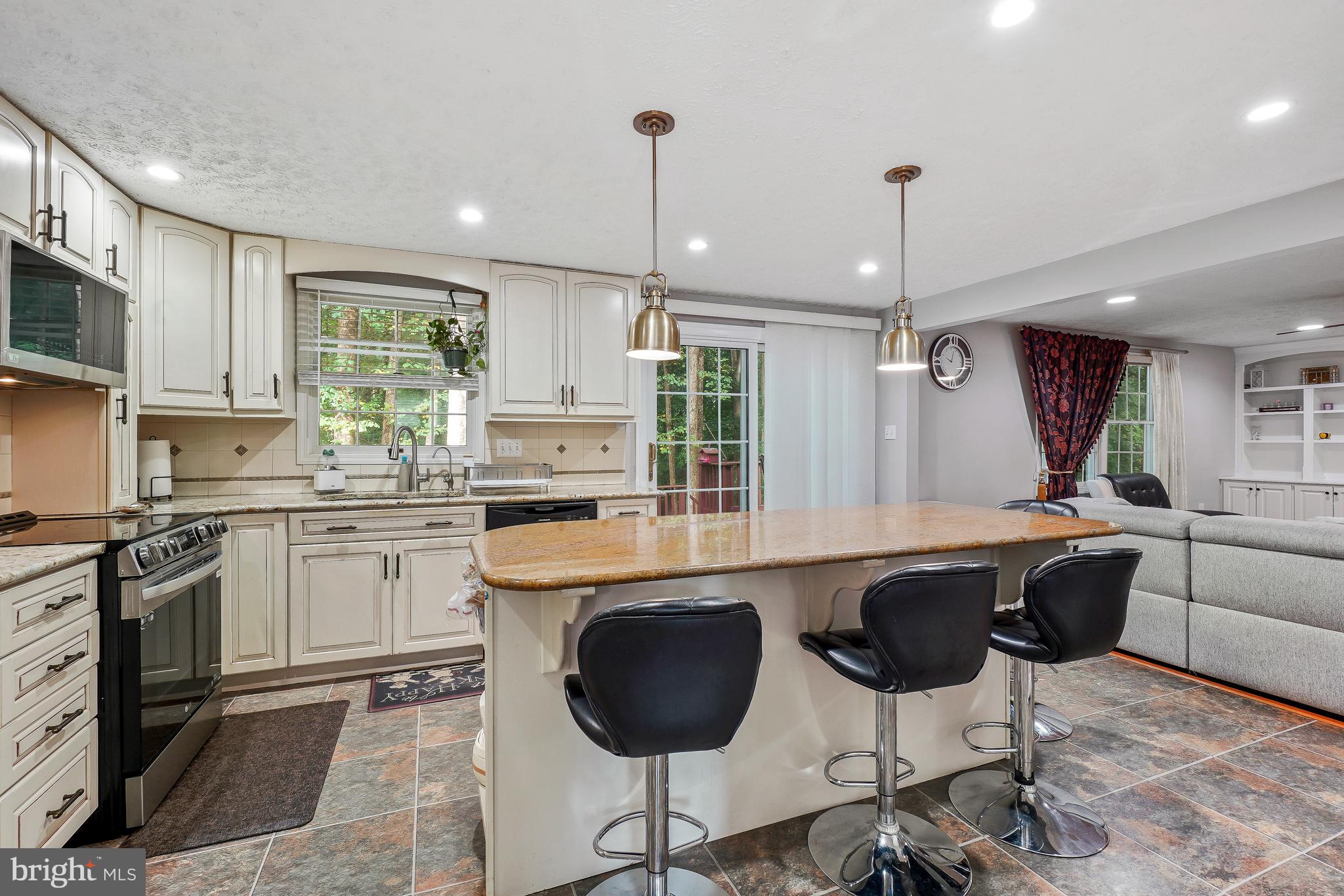 1341 CROCKETT LANE