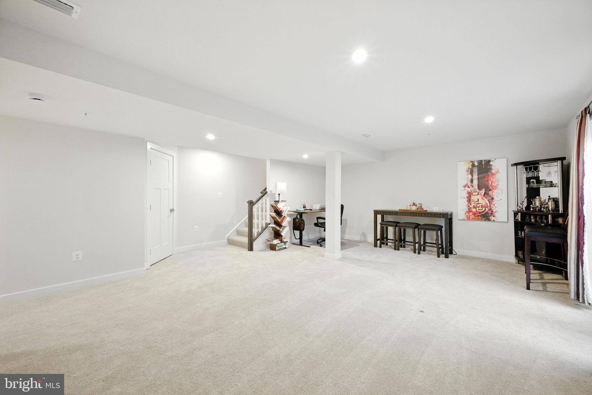 SOUTH LAKE - Residential