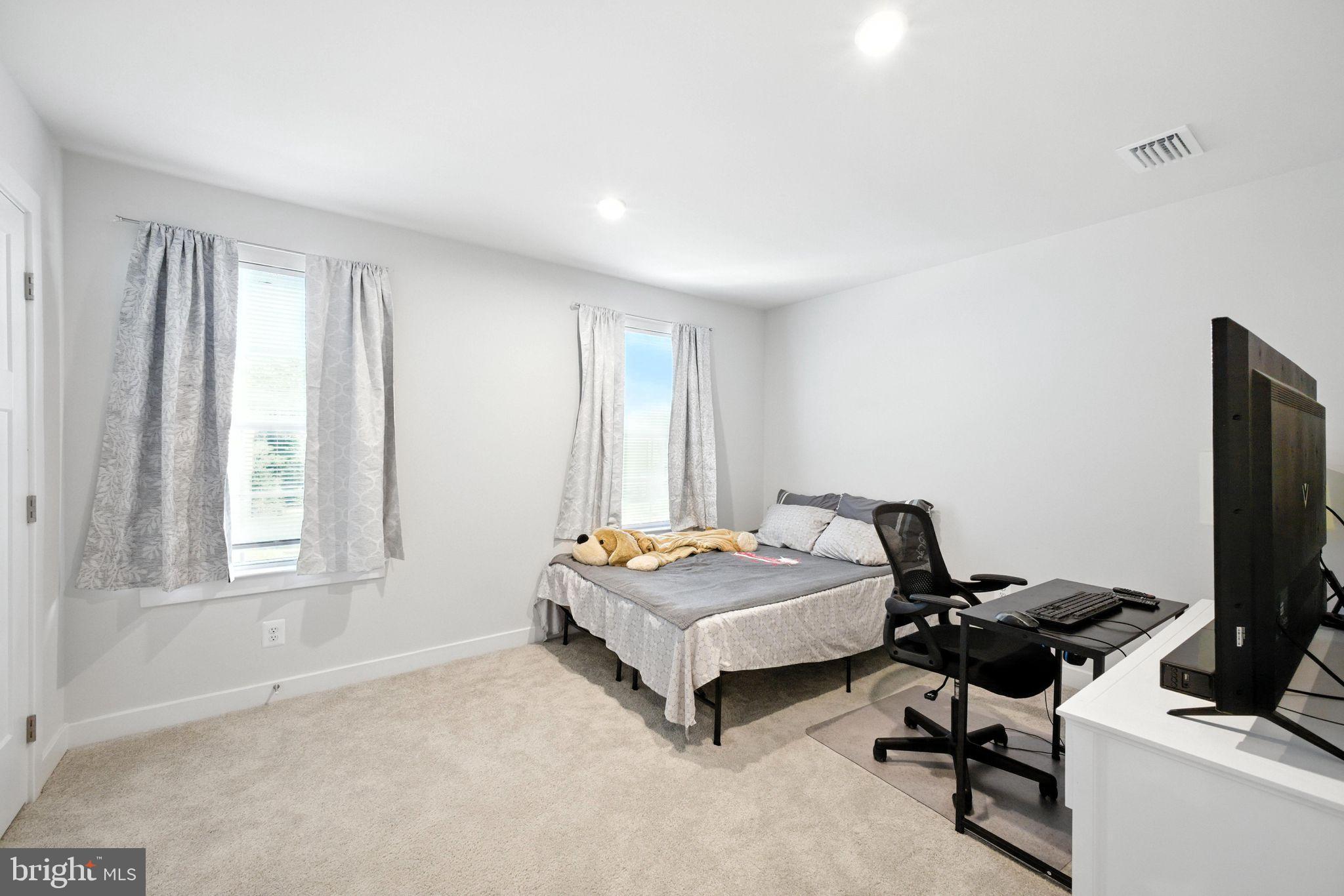 SOUTH LAKE - Residential