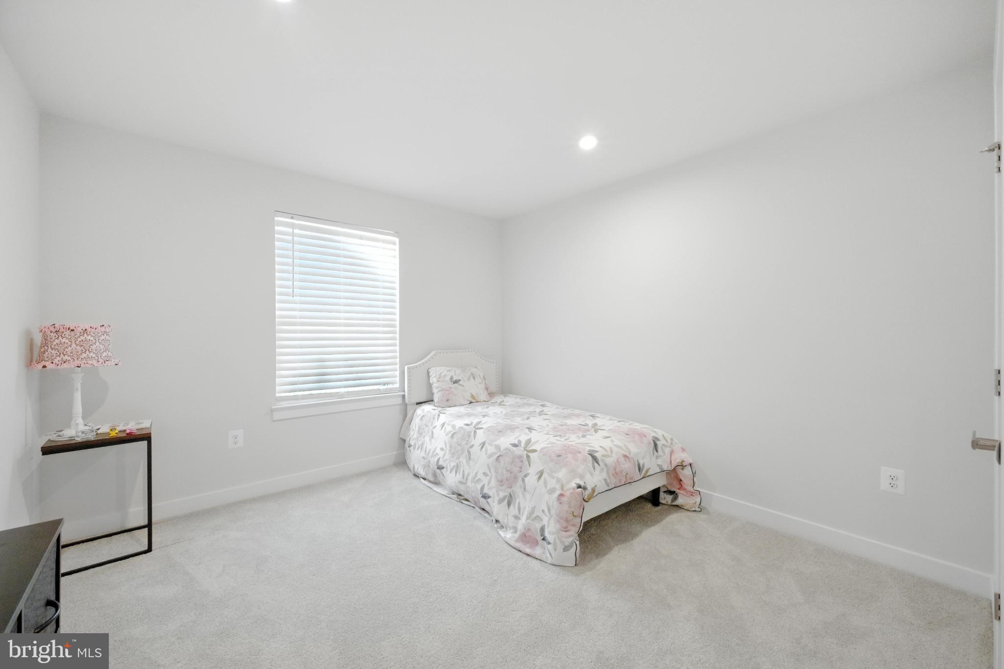 SOUTH LAKE - Residential