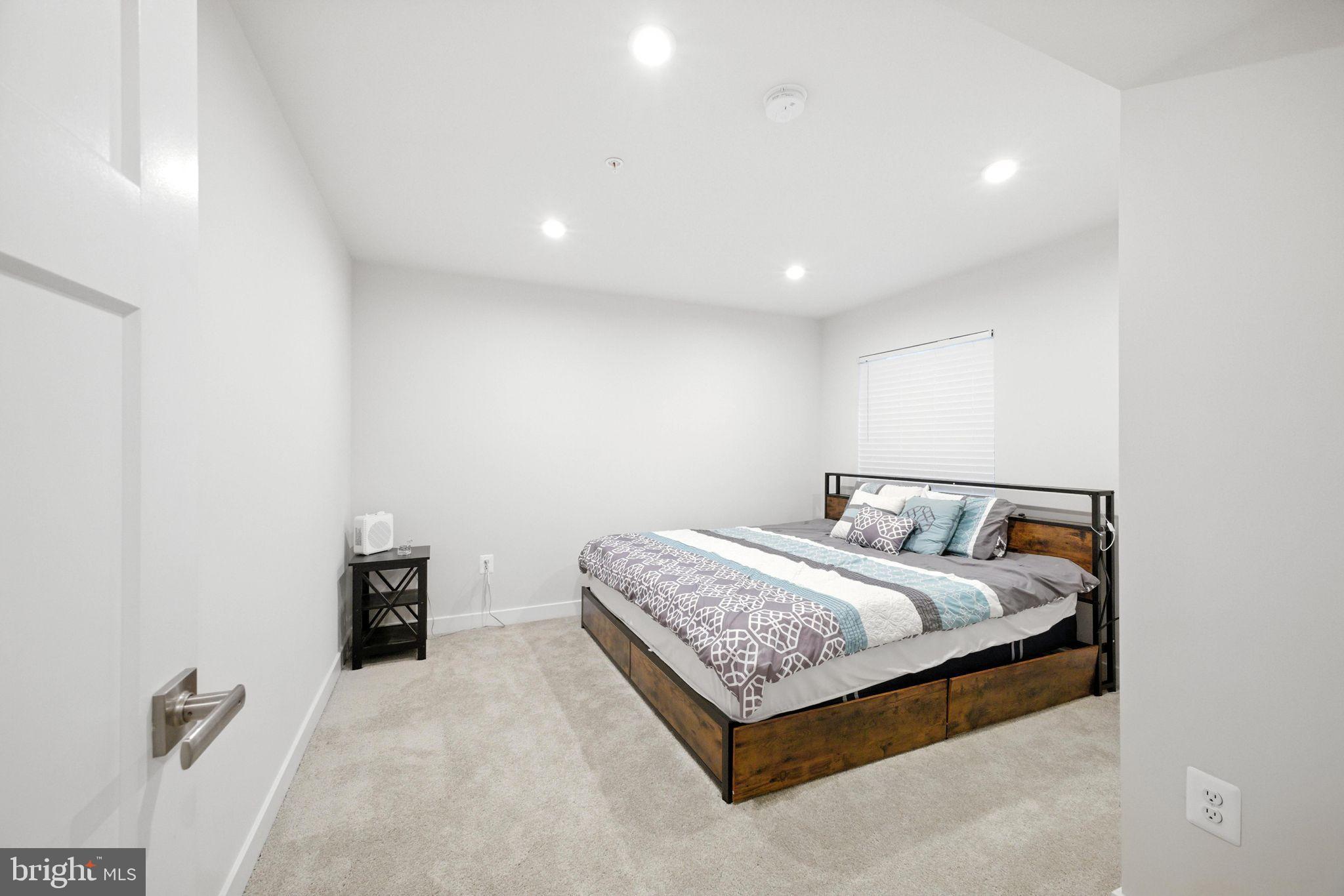 SOUTH LAKE - Residential