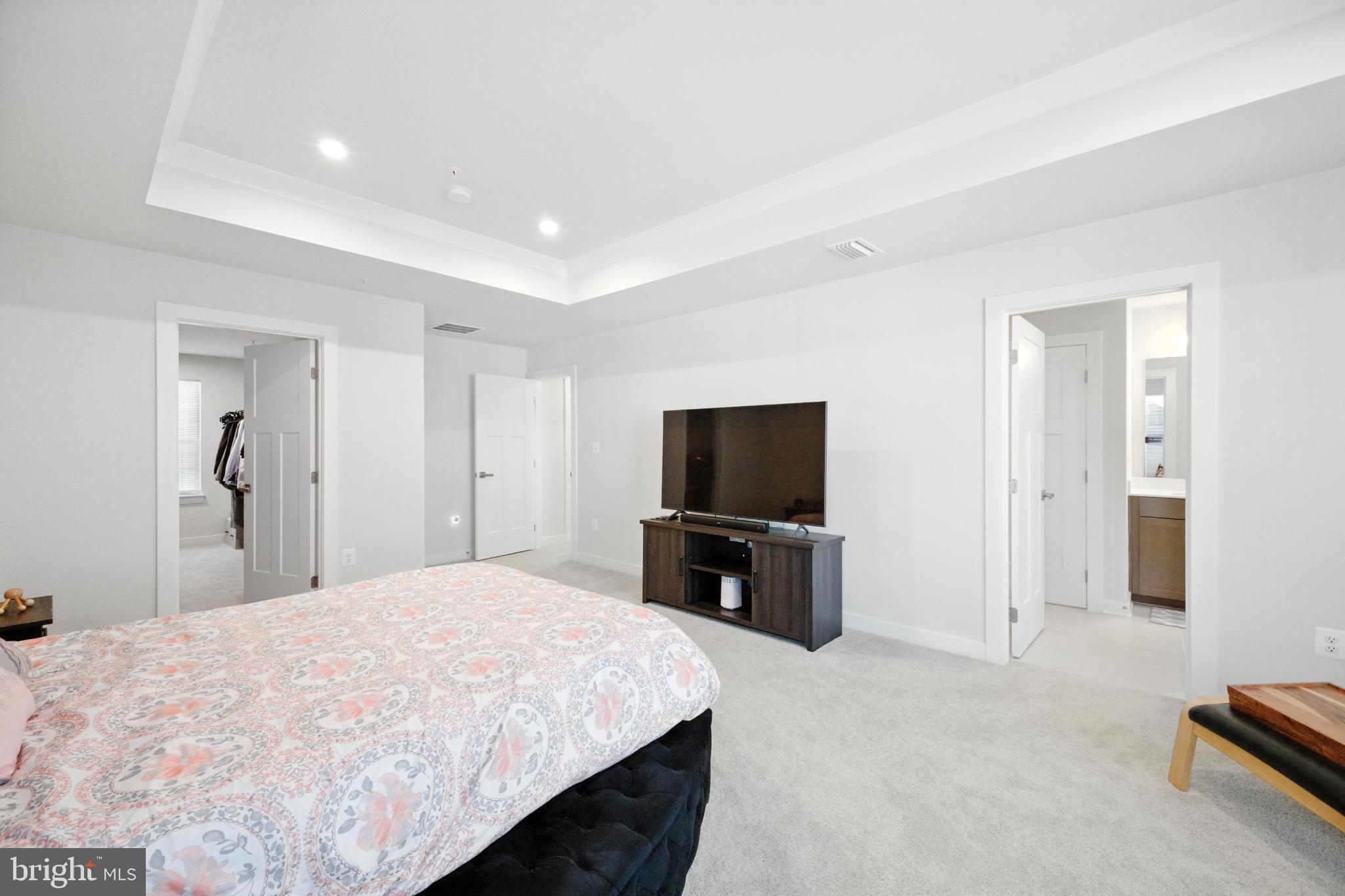 SOUTH LAKE - Residential