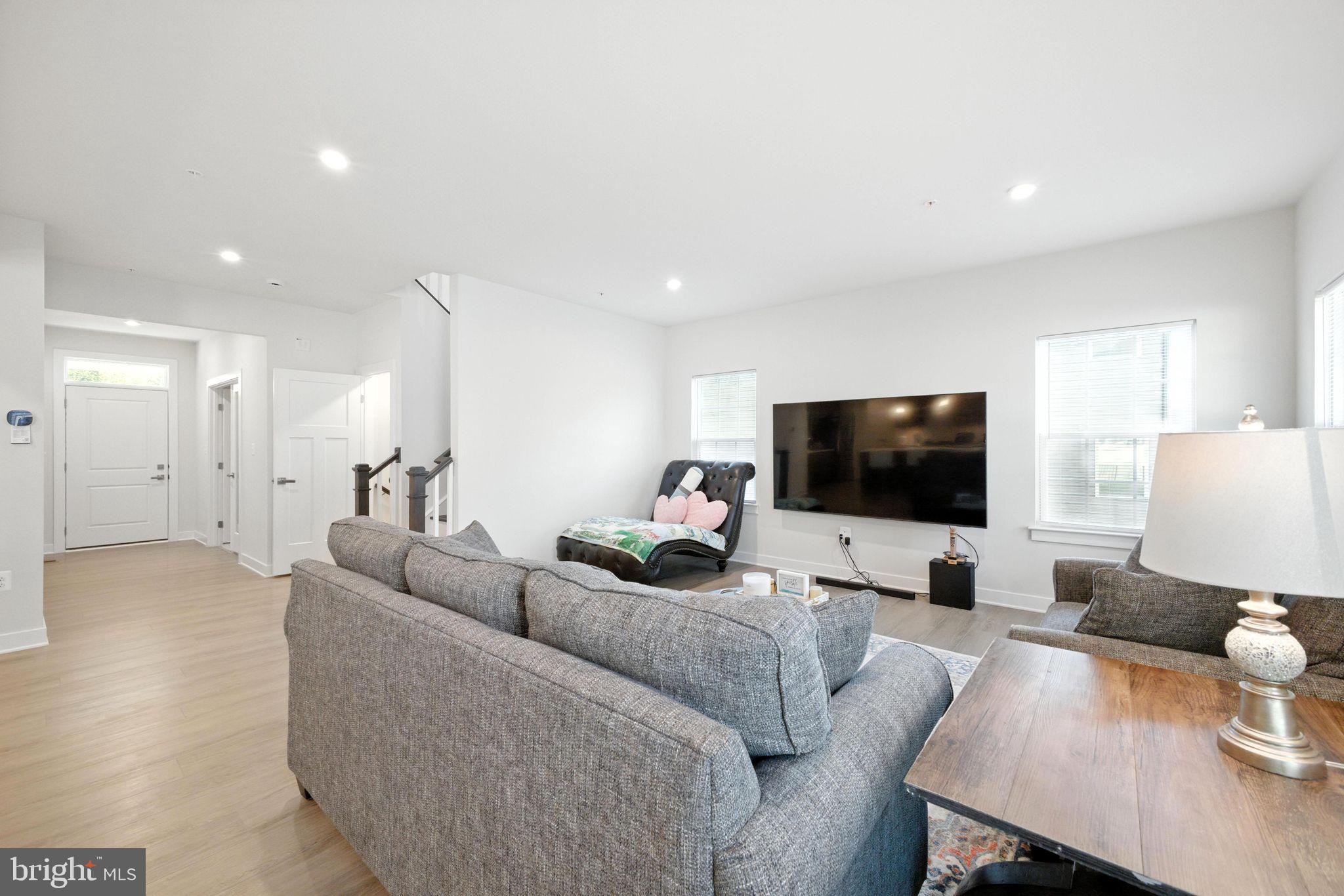 SOUTH LAKE - Residential