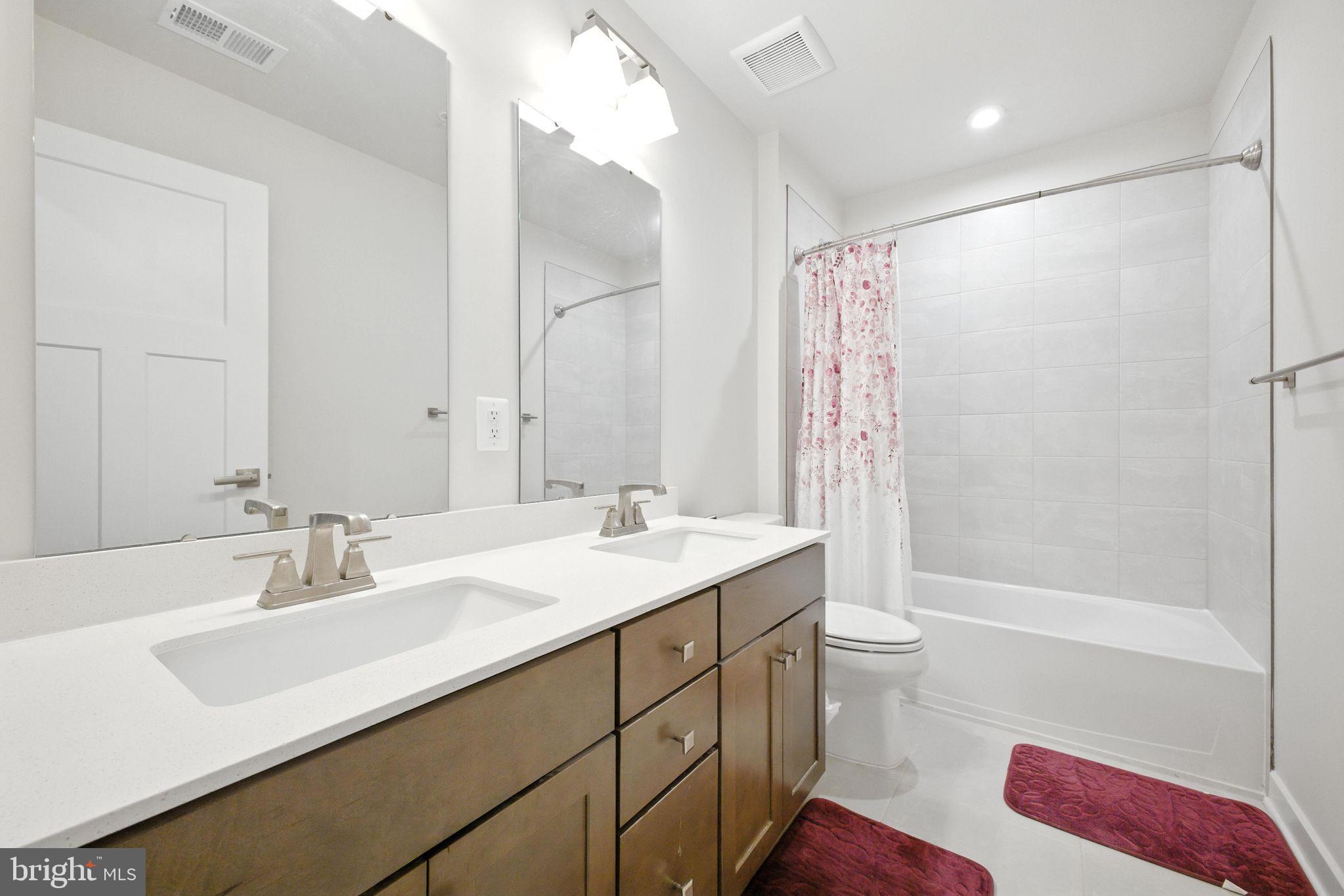 SOUTH LAKE - Residential