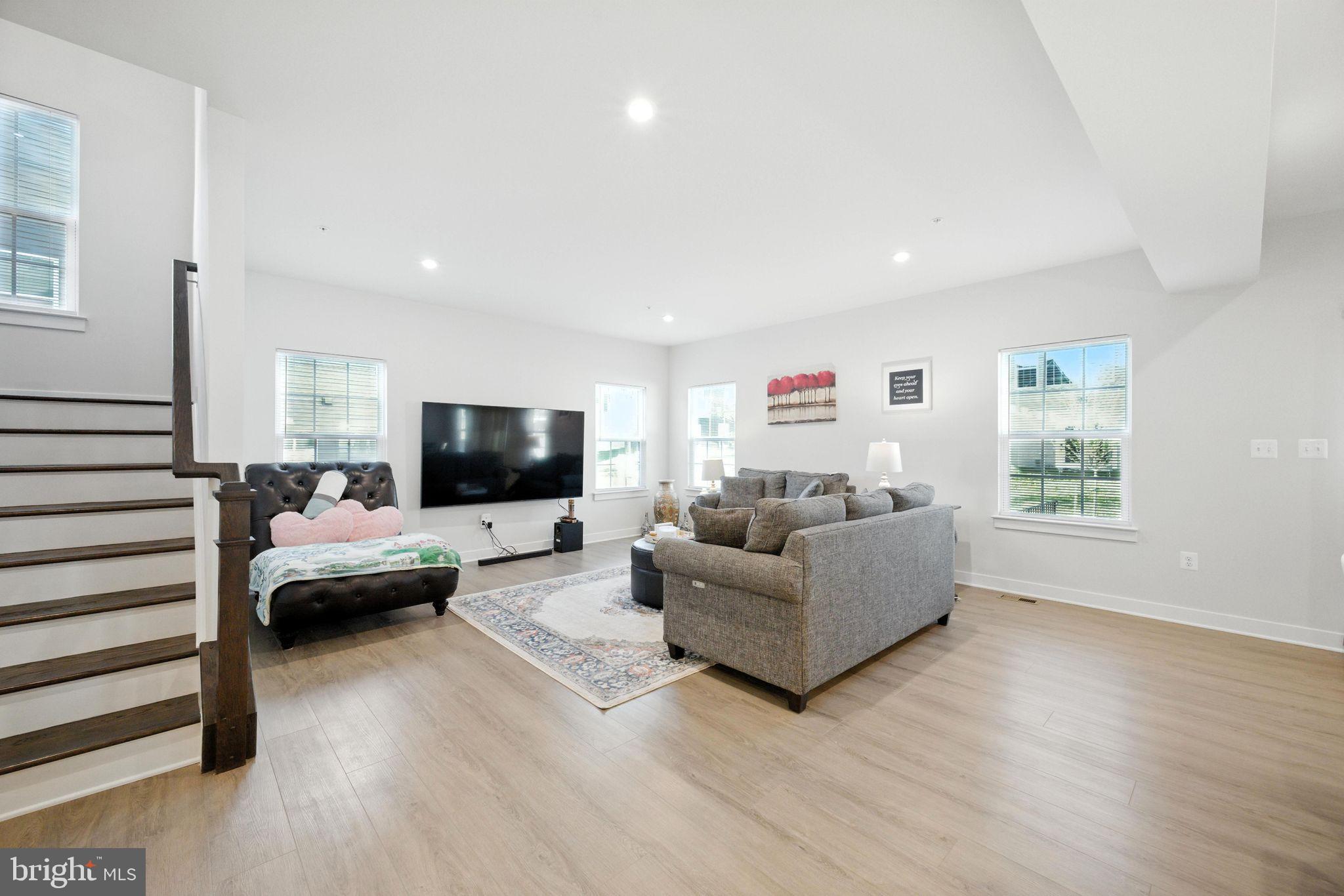 SOUTH LAKE - Residential