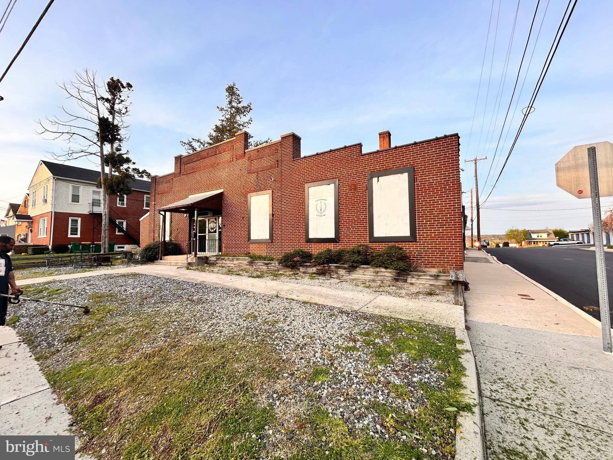 Main image without alt text