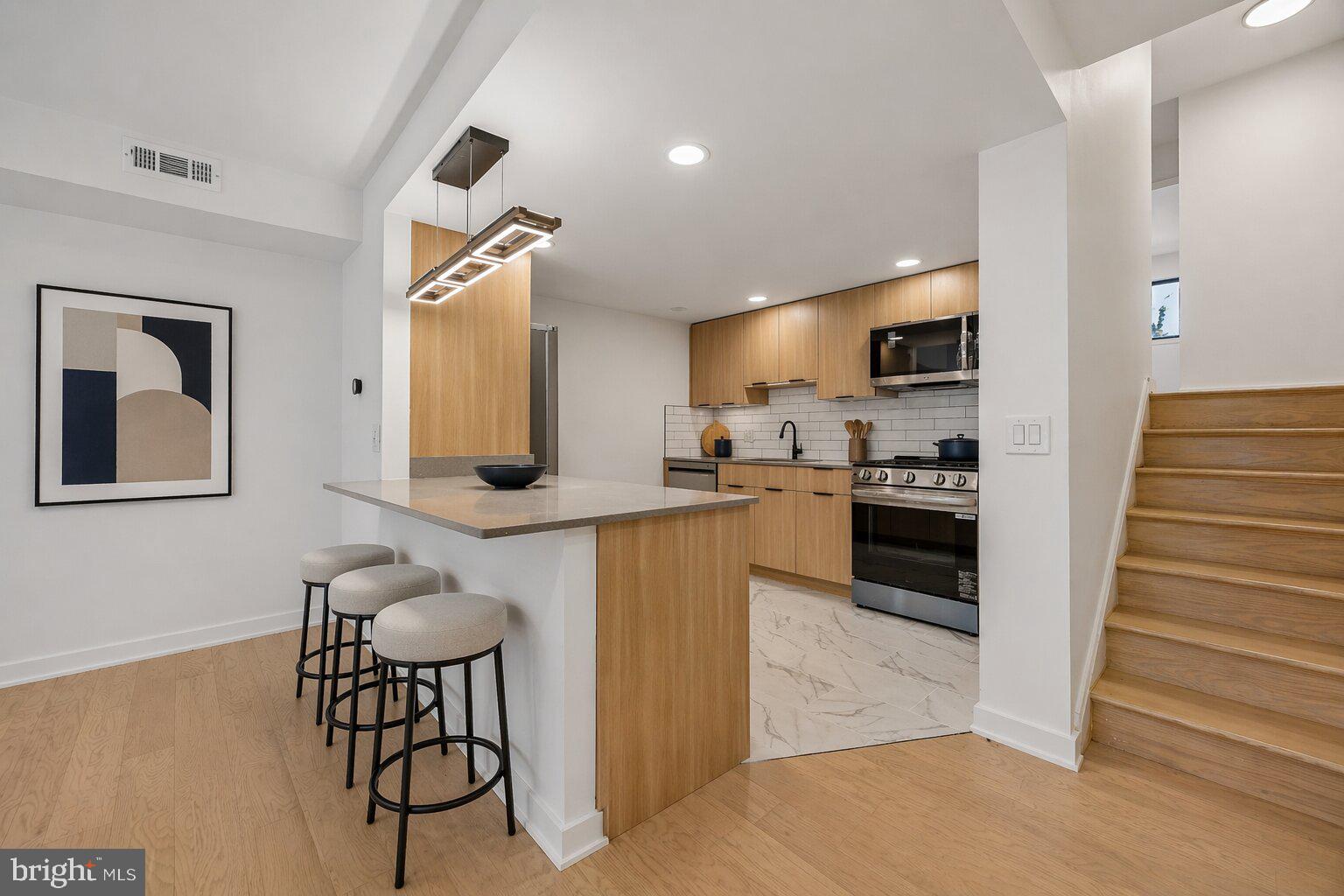 30 N WATERLOO ROAD 17