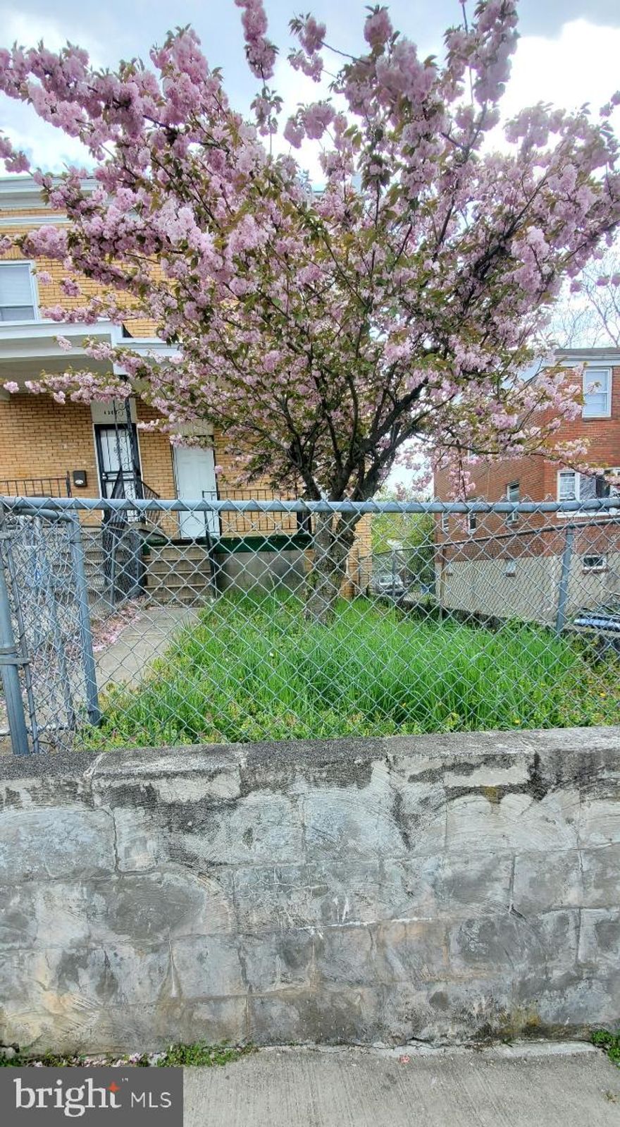 BACK ON THE MARKET DUE TO BUYER FINANCING NOT COMING THROUGH. PRICE DROP!!! Sellers eager to make a move! Don't miss out on this is a WONDERFUL opportunity to own this beautiful 3 bedroom, 1 full bathroom with a walkout basement, end unit townhome, priced to sell quickly! This is a very hot, up & coming neighborhood. Great for first time home buyers and investors looking to rent out. Make this investment today and watch your equity start to grow rapidly tomorrow! Schedule a time to view this gem today before it is gone tomorrow!