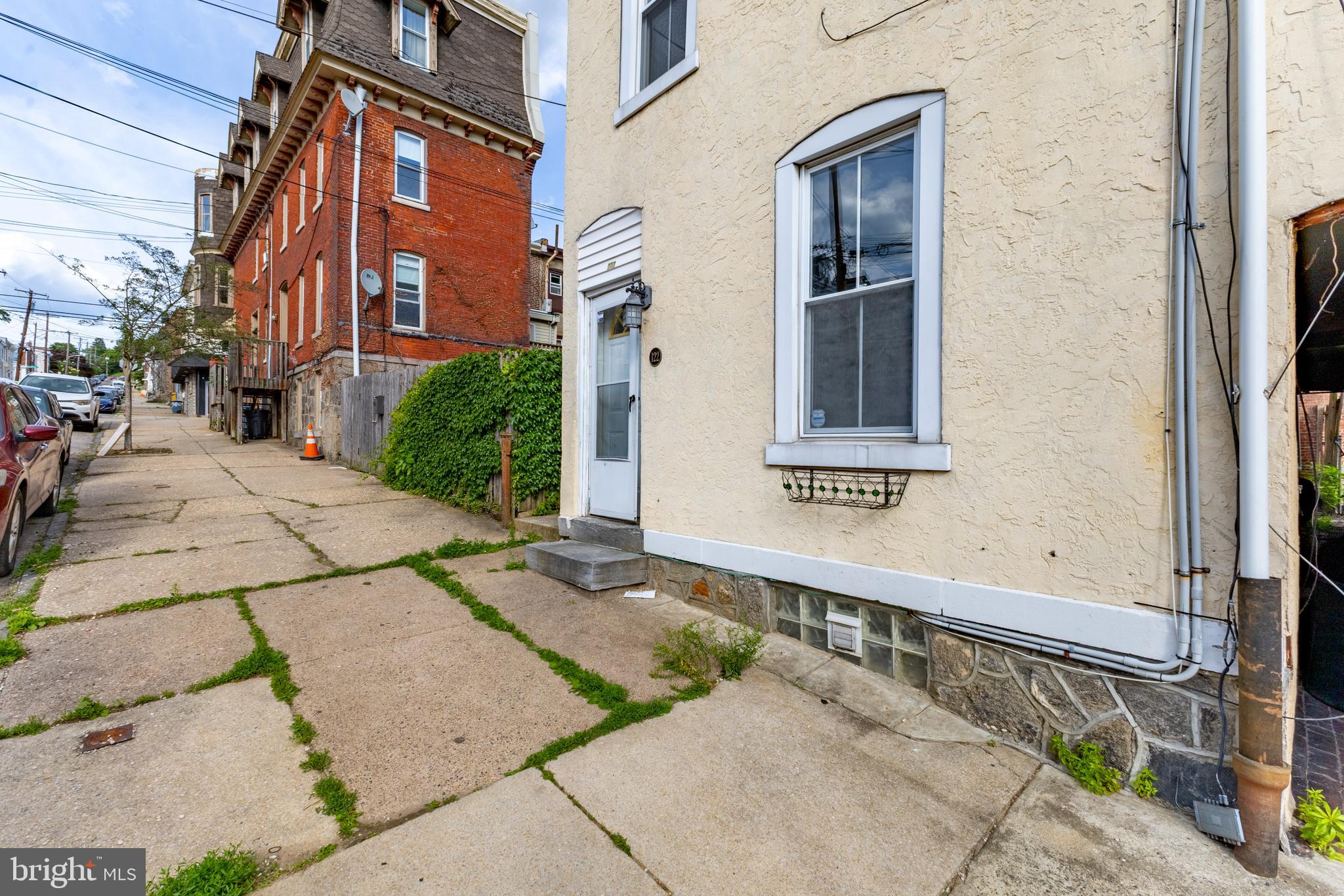 122 W SALAIGNAC STREET