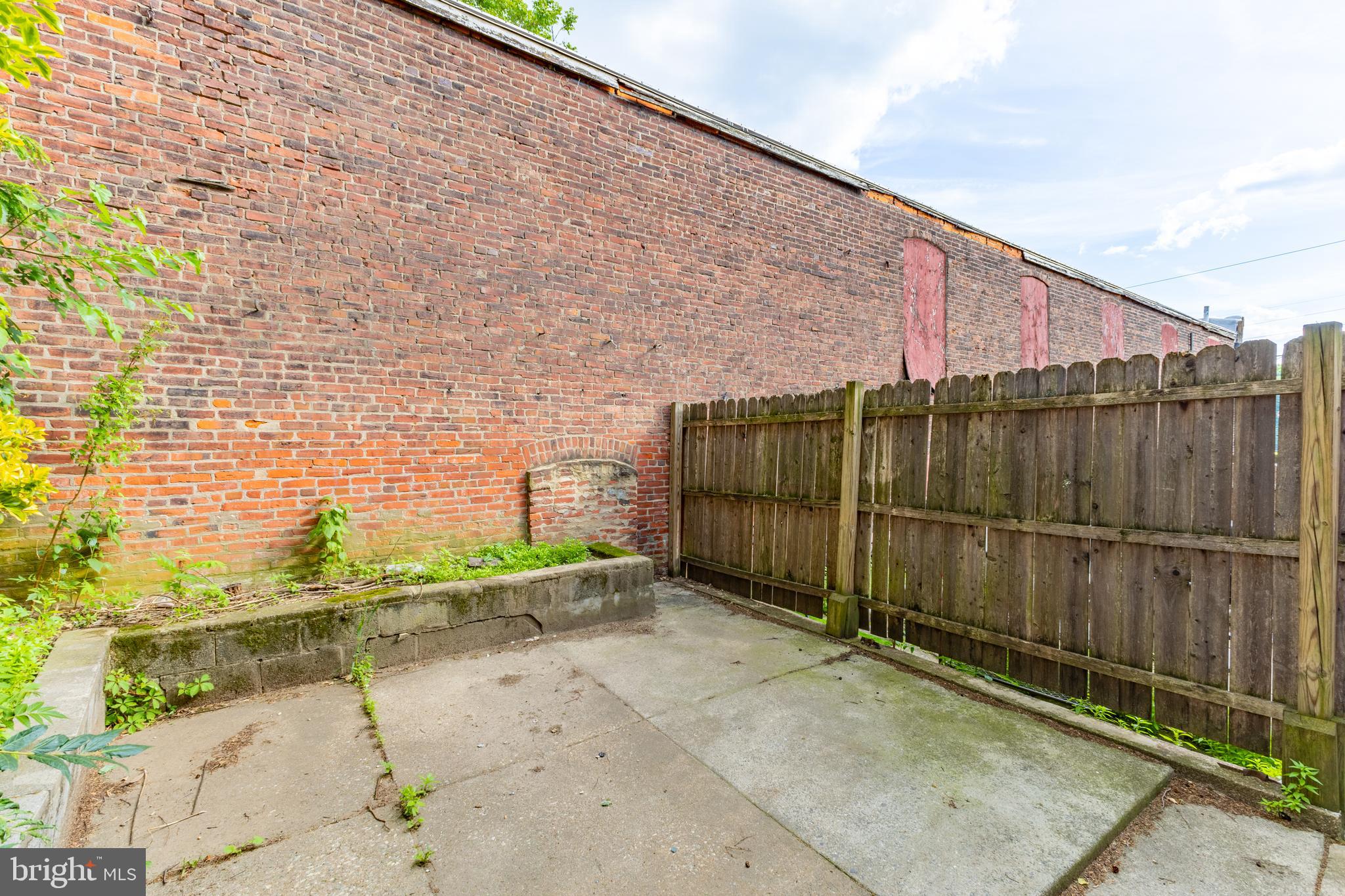 122 W SALAIGNAC STREET