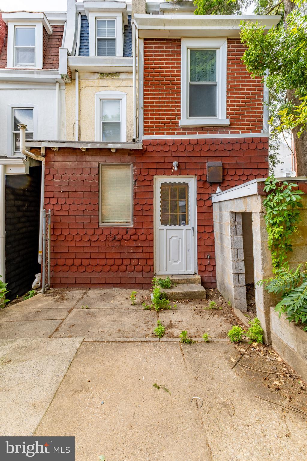 122 W SALAIGNAC STREET