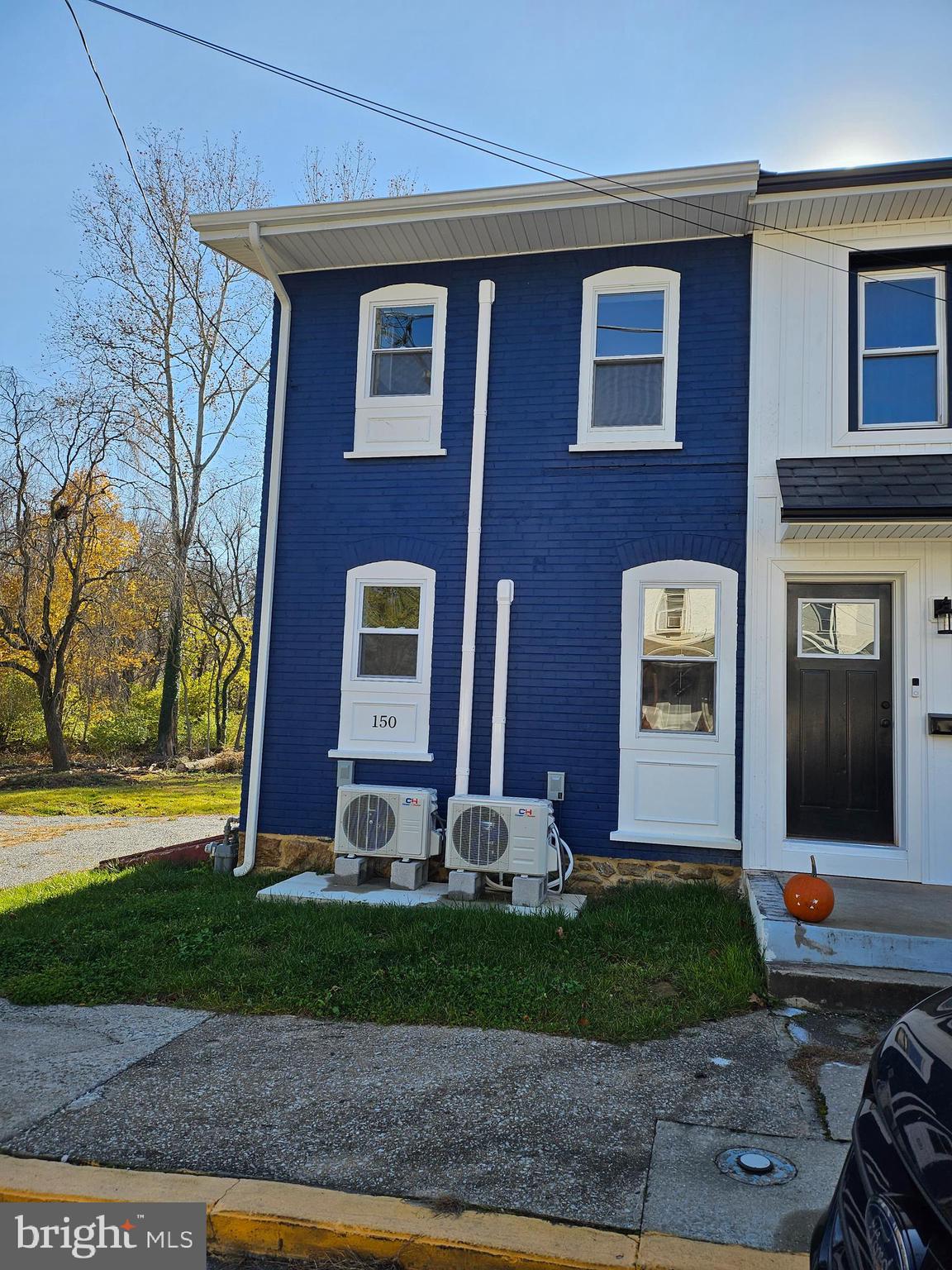 Looking for a cozy, modern efficiency apartment in the heart of Downingtown? This beautifully updated 1-room unit is move-in ready and perfect for those who love simplicity with a touch of luxury!
✨ Features:
✔️ Prime Location – Overlooks the Brandywine River with walking trails to Viaduct Park, train station, restaurants & more!
✔️ Spacious Efficiency Layout – Living room, bedroom & kitchen in one stylish space
✔️ Full Bathroom & Washer/Dryer Closet
✔️ Double-Door Closet – Plenty of room for clothes & a dresser
✔️ Private Back Deck – Relax & enjoy the sounds of nature
💡 All utilities included: WiFi, electric, water, sewer, trash & off-street parking!
🛋️ Optional Furnished Rental – Just $200 more per month!
📍 1st Floor Unit with Brandywine Views | 🌳 Half-acre park-like setting
