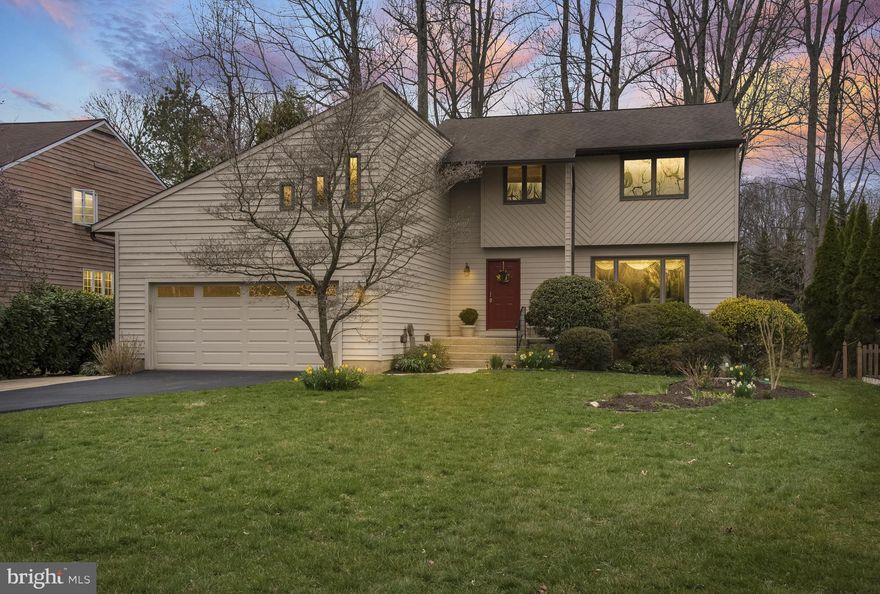 Cedar contemporary in tranquil setting with large bright rooms and great flow for entertaining.  Sun streams in from windows and skylights, hardwood floors, stacked-stone fireplace in family room with adjoining sun room leading to large deck. MBR suite had sitting area and new spa bath.. Great storage throughout.  Lower level currently pottery studio. community pier, ramp, beach and picnic area.