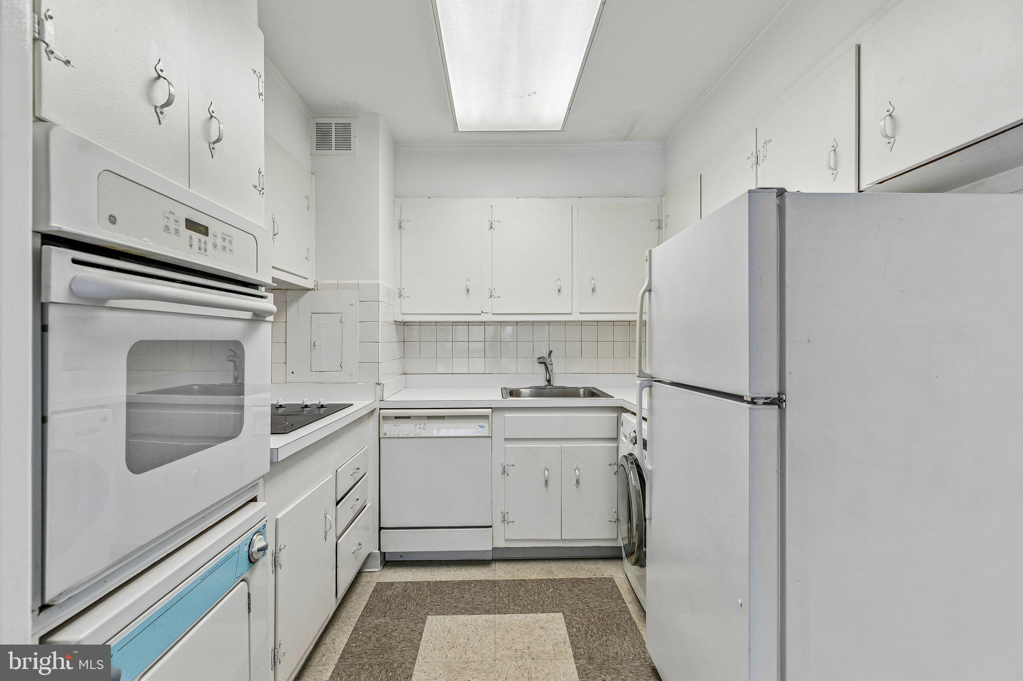 1900 JOHN F KENNEDY BOULEVARD 1016