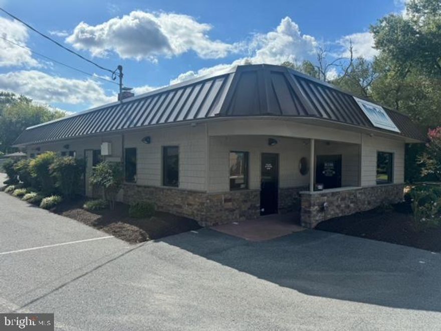 2400 Square Feet o office space ronting Snow Hill Road and across rom
Back Street Grill. 8 + offices, 4 bathrooms, kitchenette, conerence room,
storage and more. Several entrances/exits and optional enhanced camera
and security system in place. Owner completely renovated 400 Snow Hill
Road and the adjacent Veterinary Hospital in 2022.  Renovations include: Repainting
interior, Redoing shingle roof with steel, Upgrading siding with cedar shake
vinyl down to the last three feet which are now stone. Soffit upgraded to
vinyl and windows wrapped in aluminum. Complete makeover. Many
areas/offices repainted in September 2024. Lease is Modiied Net with
tenant only paying rent, CAM fee o $2.00 SF and their utilities.