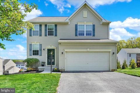 Photo of 1555 Pleader Lane, YORK, PA 17402 (MLS # PAYK2101154)