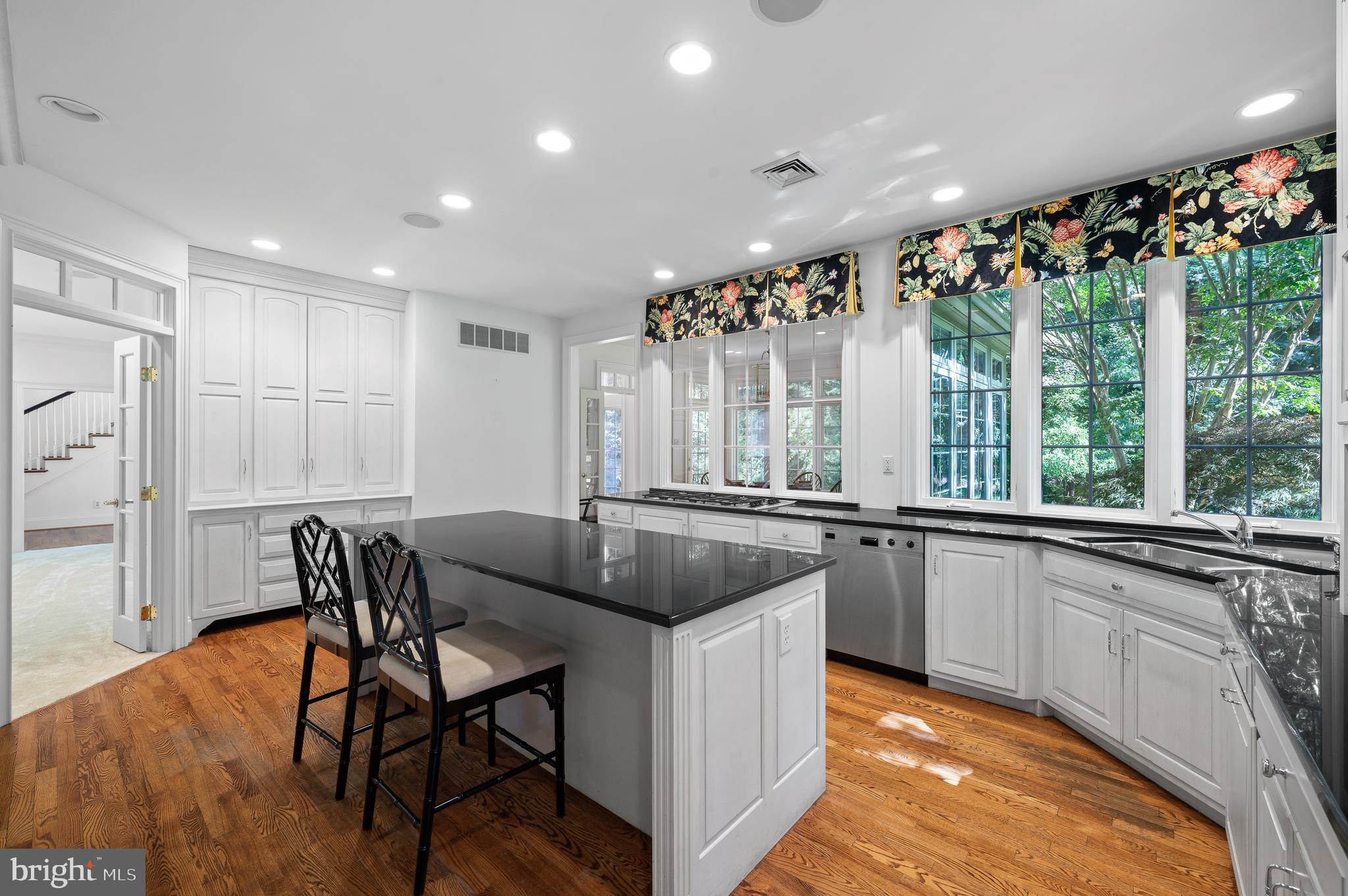 KNIGHTSBRIDGE - Residential