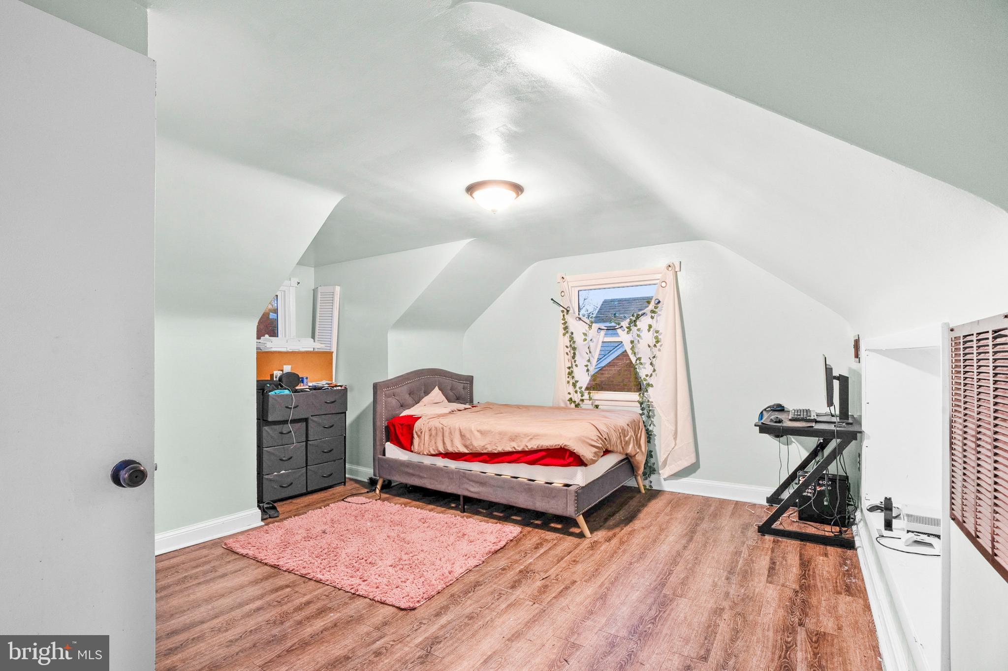 ESSEX/MIDDLE RIVER - Residential