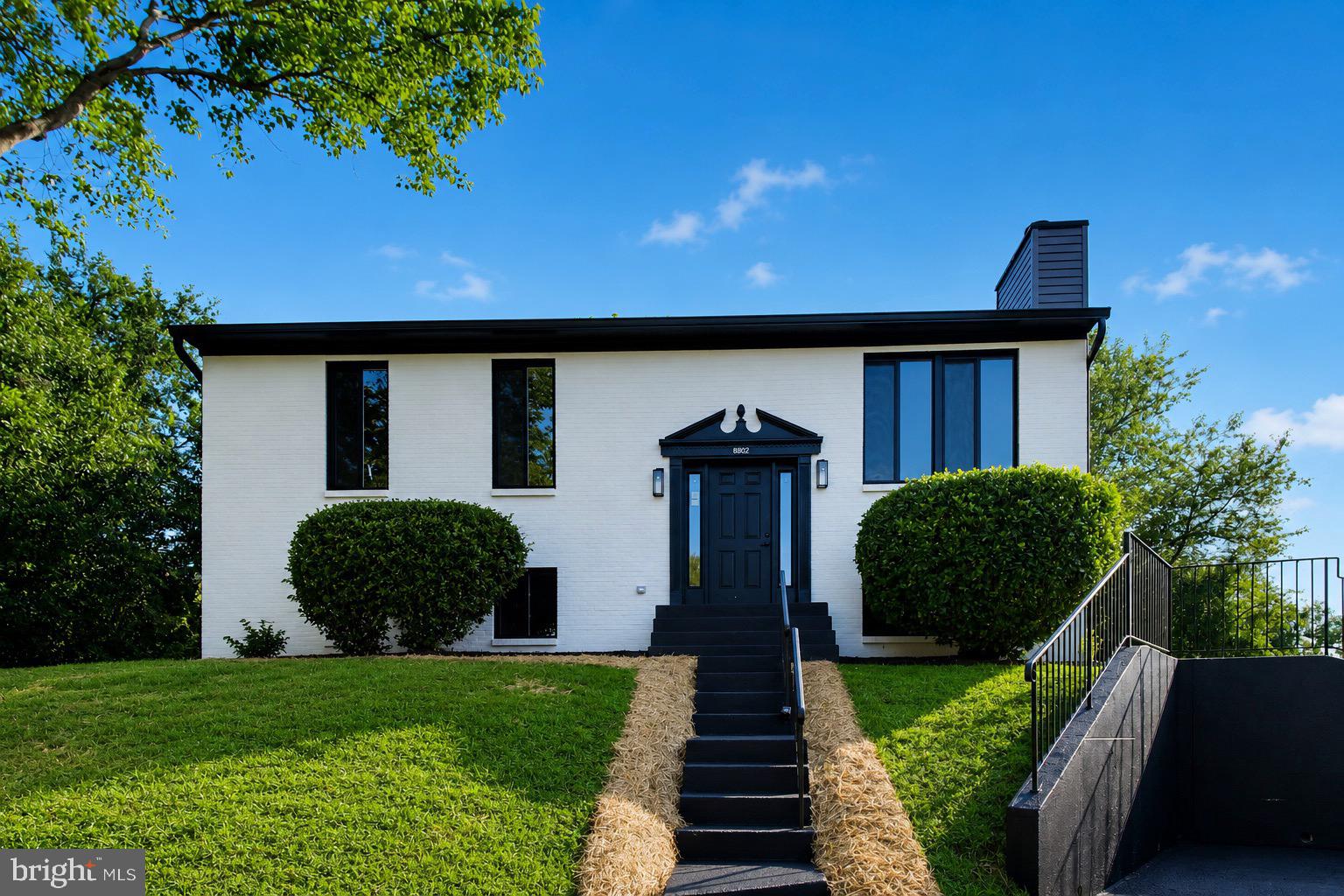 8802 ROSANNE COURT