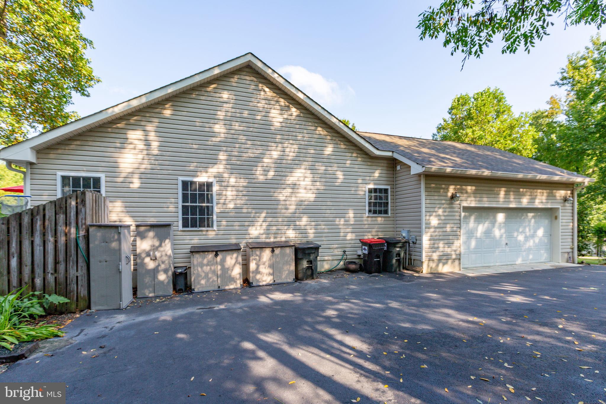 PRESIDENTIAL LAKES - Residential