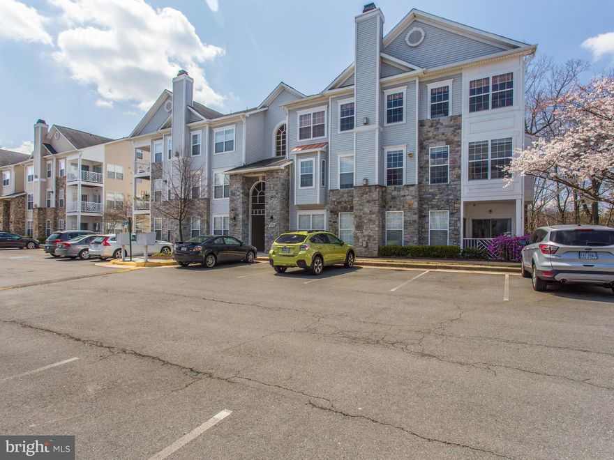 Commuters dream. Stunning updated upper level unit in private setting with deck facing wooded area. Brand new carpet, master bath shower & ceiling fans. All appliances & HVAC less than 5 years old. Bright kitchen with granite counters, ceramic tile flooring, spacious walk-in closet in master BR. Walk or bus to Metro. 2 lights from the Beltway & minutes to Kingstowne shopping & dining.