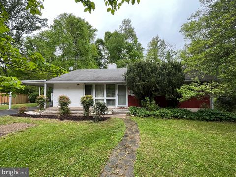 Photo of 5533 Belfast Place, SPRINGFIELD, VA 22151 (MLS # VAFX2307584)