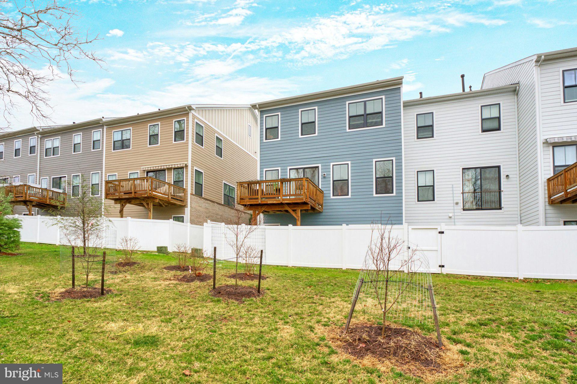 CADENCE AT LANSDOWNE - Residential