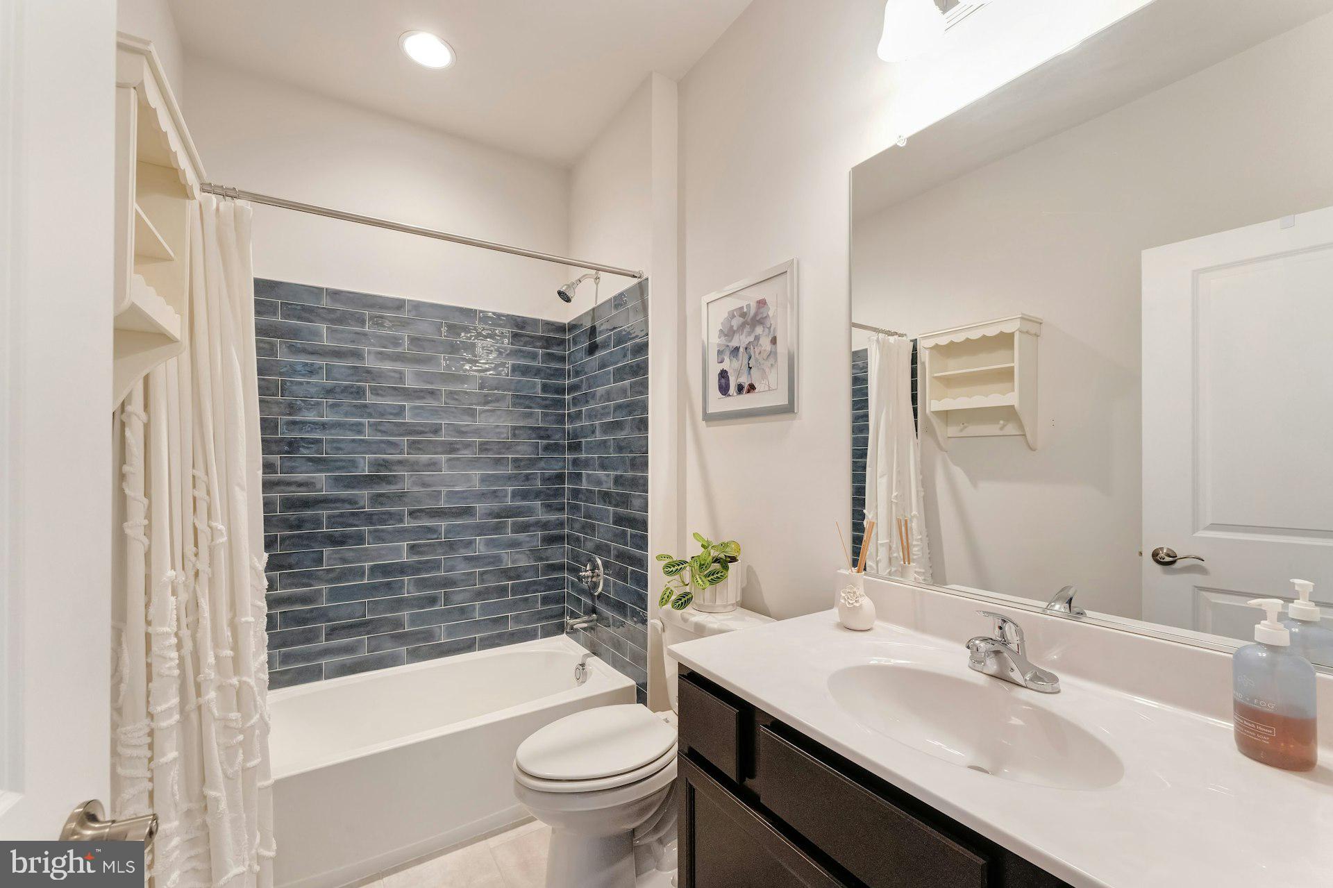 CADENCE AT LANSDOWNE - Residential