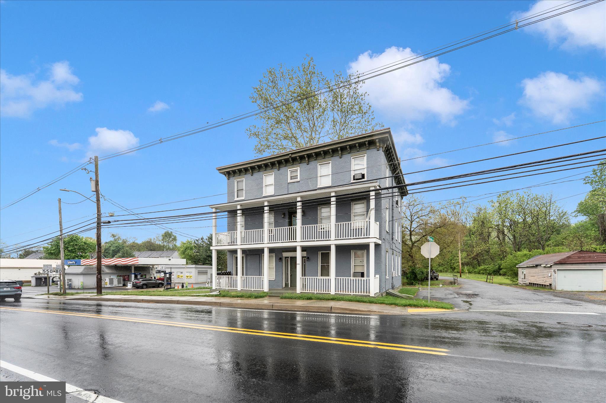 Main image without alt text