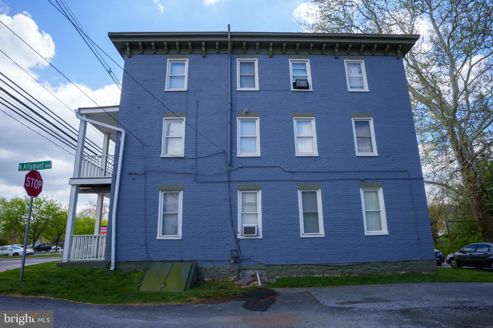 Main image without alt text