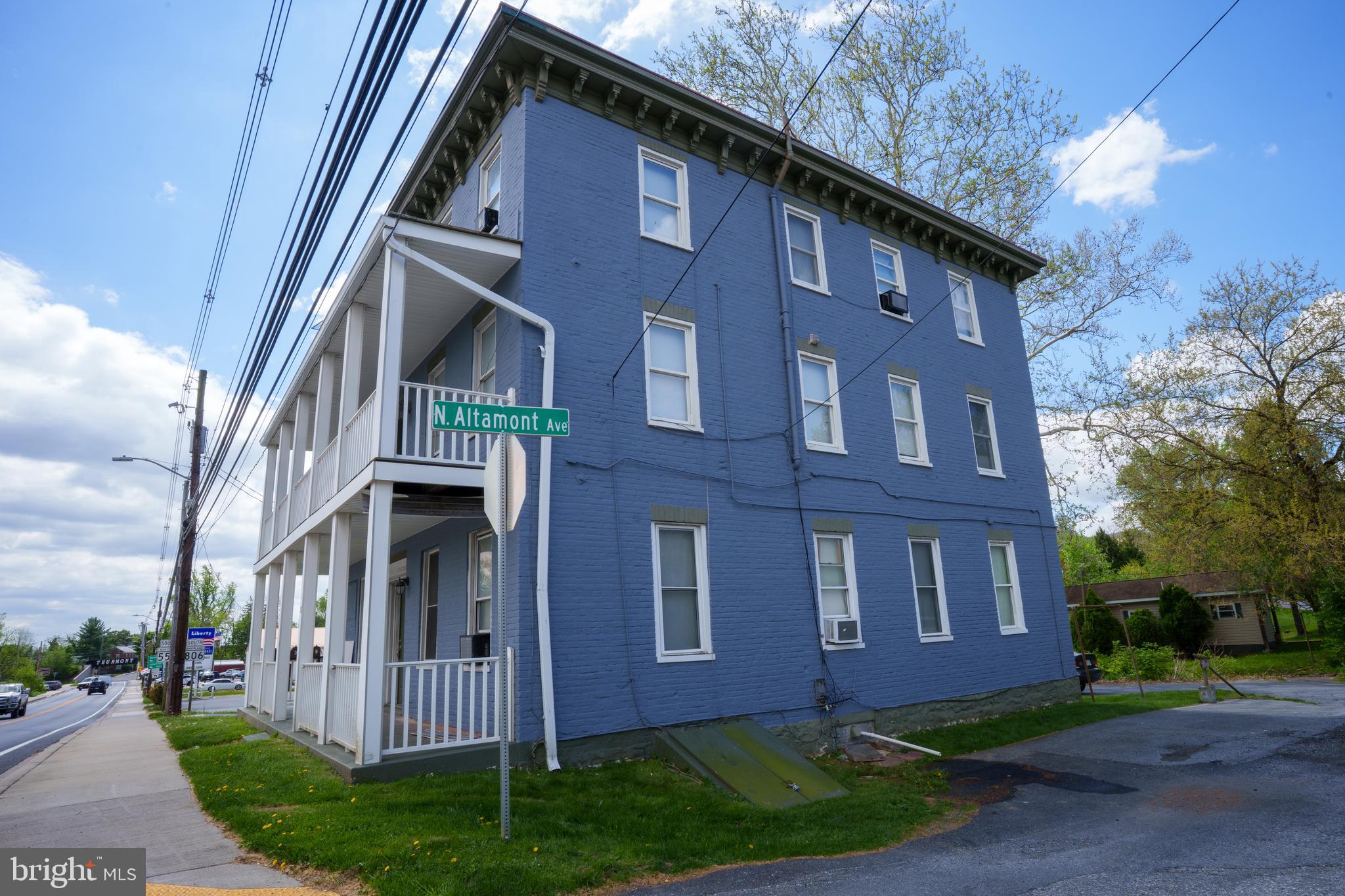 Main image without alt text