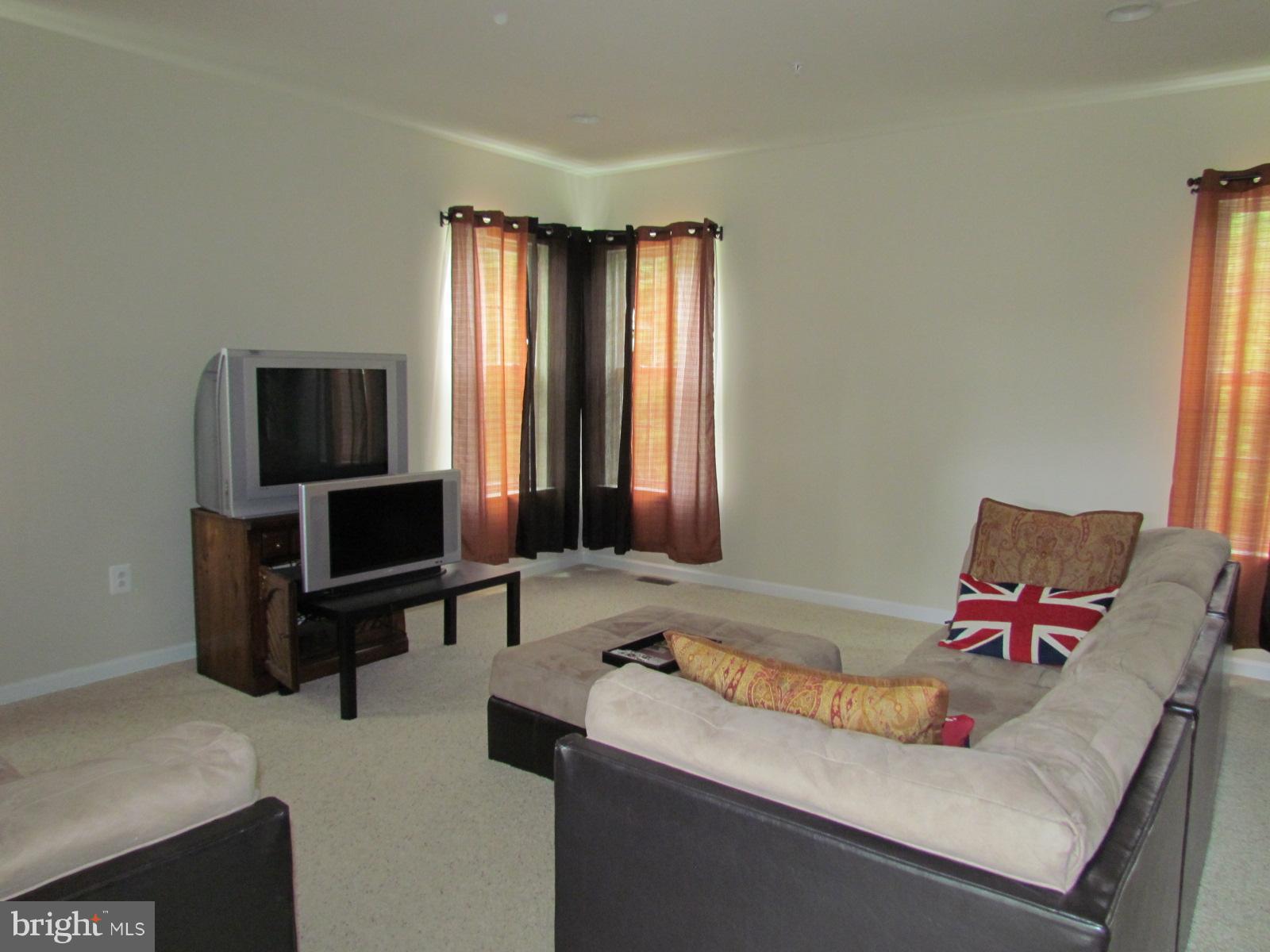 WESTBURY PUB - Residential Lease