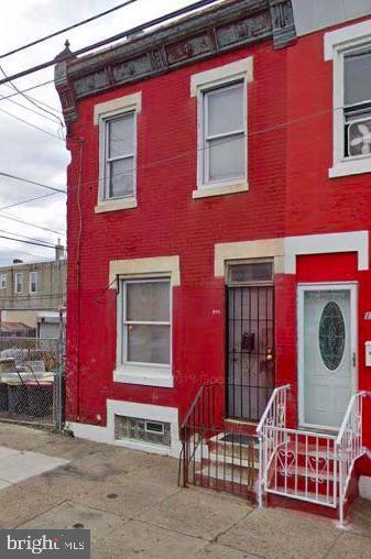 Welcome to 174 E Ontario St! Attention investors! A fantastic rental property is now available in the Kensington area. This long-term tenant-occupied home offers steady rental income, but arrangements can be made for the property to be delivered vacant. Whether you're looking to expand your rental portfolio or explore other possibilities, this is an excellent opportunity. Don't miss out—schedule your showing today!