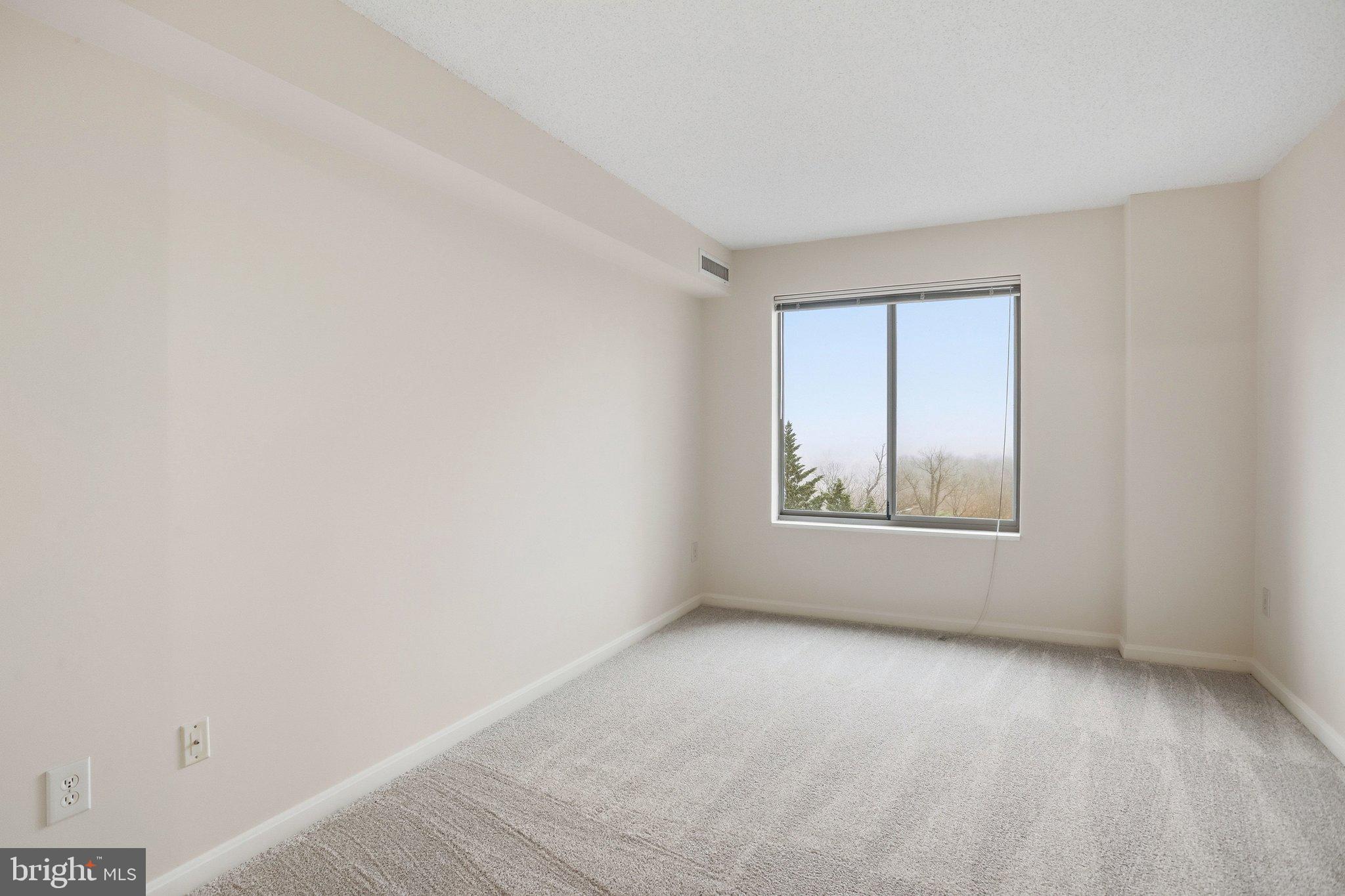 LANSDOWNE WOODS - Residential