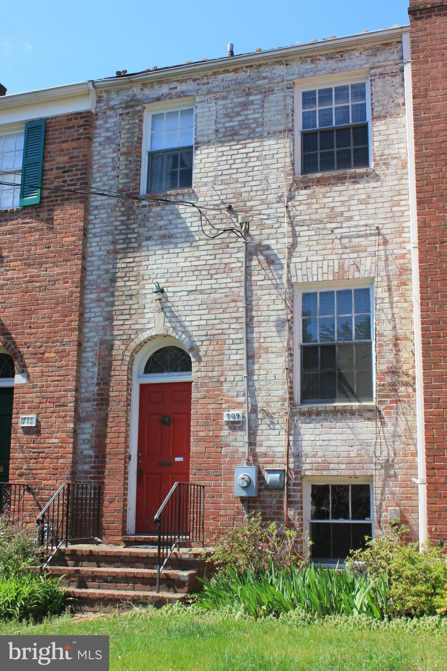 Wonderful Yates Gardens in Old Town's SE Quadrant.  2 bedrooms 1.5 baths - easily becomes 2 full baths.  Home needs work - original kitchen and baths.  But fantastic bones - wide-plank hardwood floors, fireplace, wonderful light.  Plus, HVAC is less than 5 years old, water heater newer, and electric panel upgraded to 200 amps.  Private parking right in front!  Great patio!!