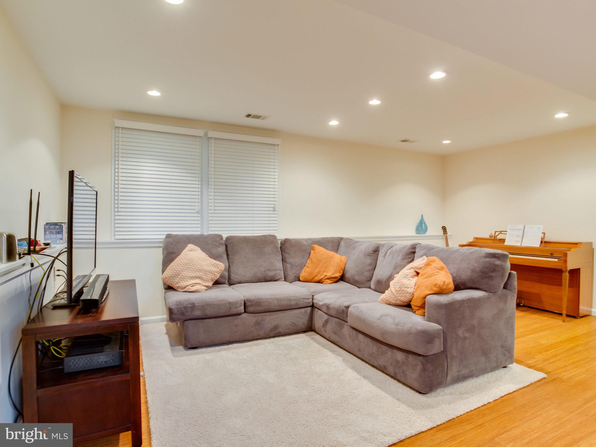 FOX MILL ESTATES - Residential Lease