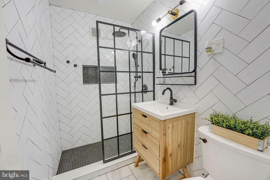 SPACIOUS CONDO IN GREAT ARLINGTON LOCATION. 1bed/1bath condo with recently renovated bathroom (2022) and new kitchen appliances (2020). Freshly painted (2024). Large closets with built-ins. Directly off 66 & GW Pkwy. Short distance to the centre of Clarendon, with proximity to metro, shopping, nightlife. Close to local tennis and basketball courts, plus bike and walking paths. Monthly fee includes lawn maintenance, snow removal, management, extra storage, and more. Amenities include a community pool picnic/BBQ areas, exercise room, club room.