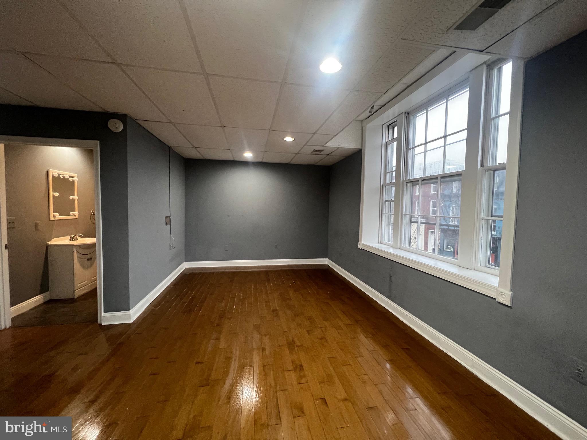 Charles Town down town 2nd floor apartment, one bed room and 2 bonus room, one and half bathroom, hardwood flooring in all rooms and living room. Primary room is large with a half bath, and there is also two small bonus rooms for an office, den or study. Tenant responsible for all utilities. No pets. City street parking, monthly pass and annual pass also available through the city.