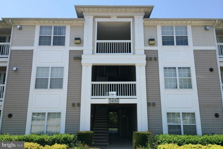 Large, desirable upper level unit with large wrap around deck w/ view overlooking pond. Spacious layout with two bedrooms and large tiled office/den, fresh carpet throughout. Kitchen with in unit W/D and pantry overlooking dining and family room W/ FP. Desirable location, close to mass transit, restaurants and shopping.