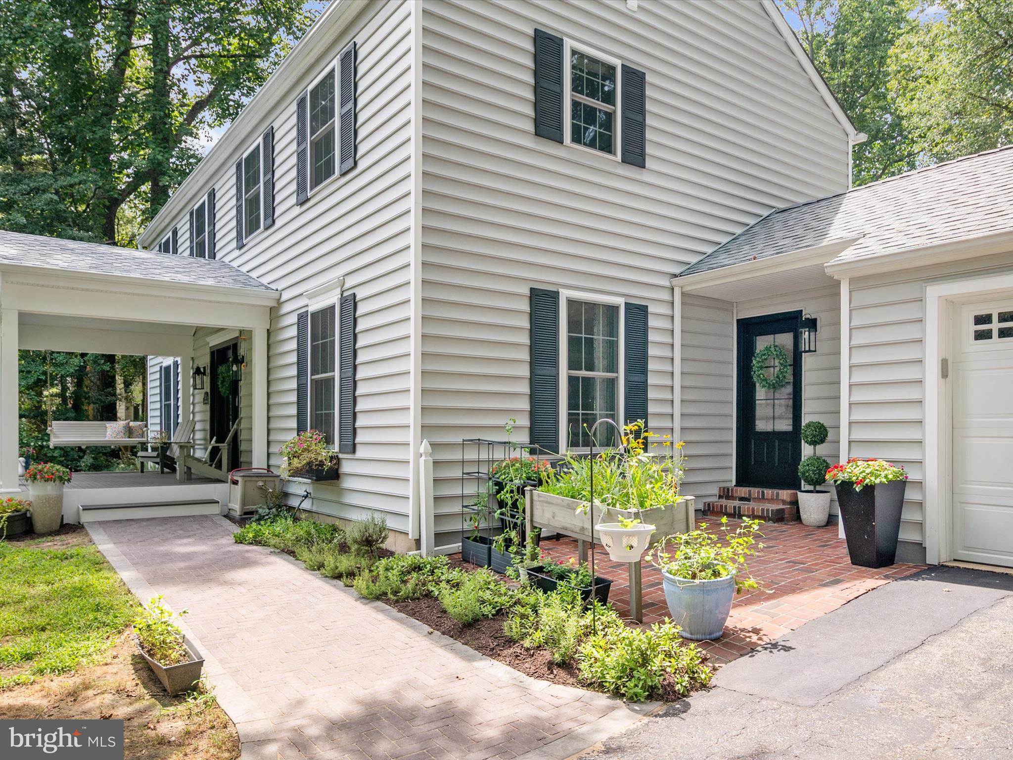 528 LAKEVIEW CIRCLE