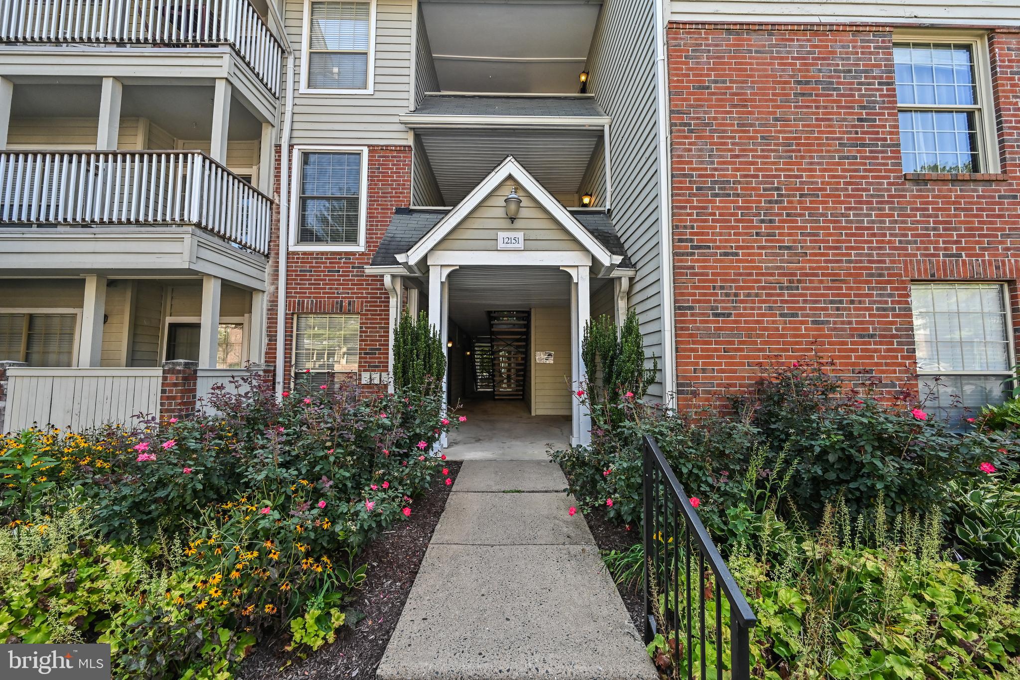 PENDERBROOK SQUARE CONDOMINIUMS - Residential Lease