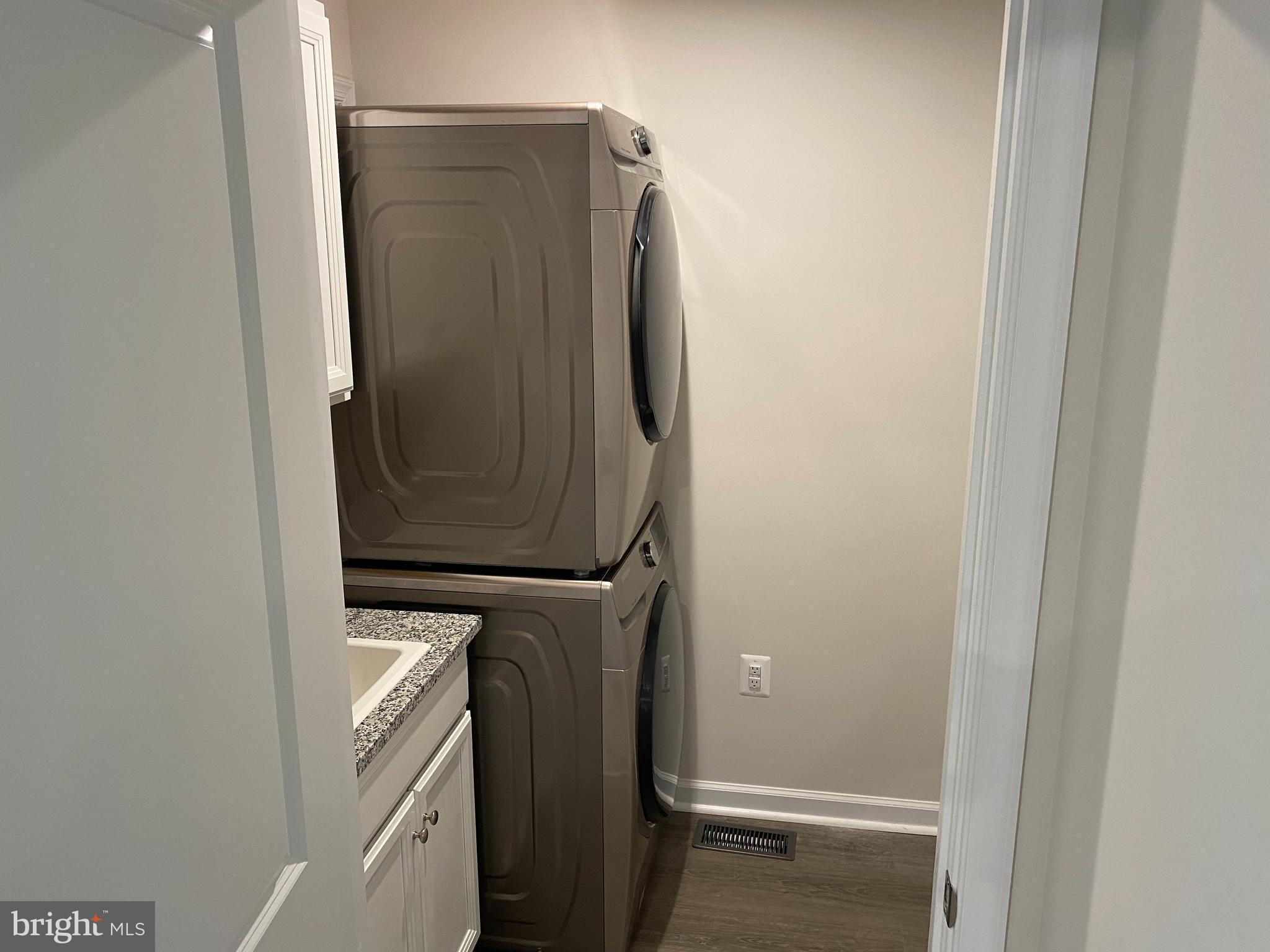 INDEPENDENCE SQUARE - Residential Lease