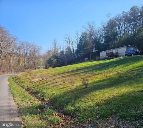 2732 CROSSROAD SCHOOL ROAD HEDGESVILLE WV 25427