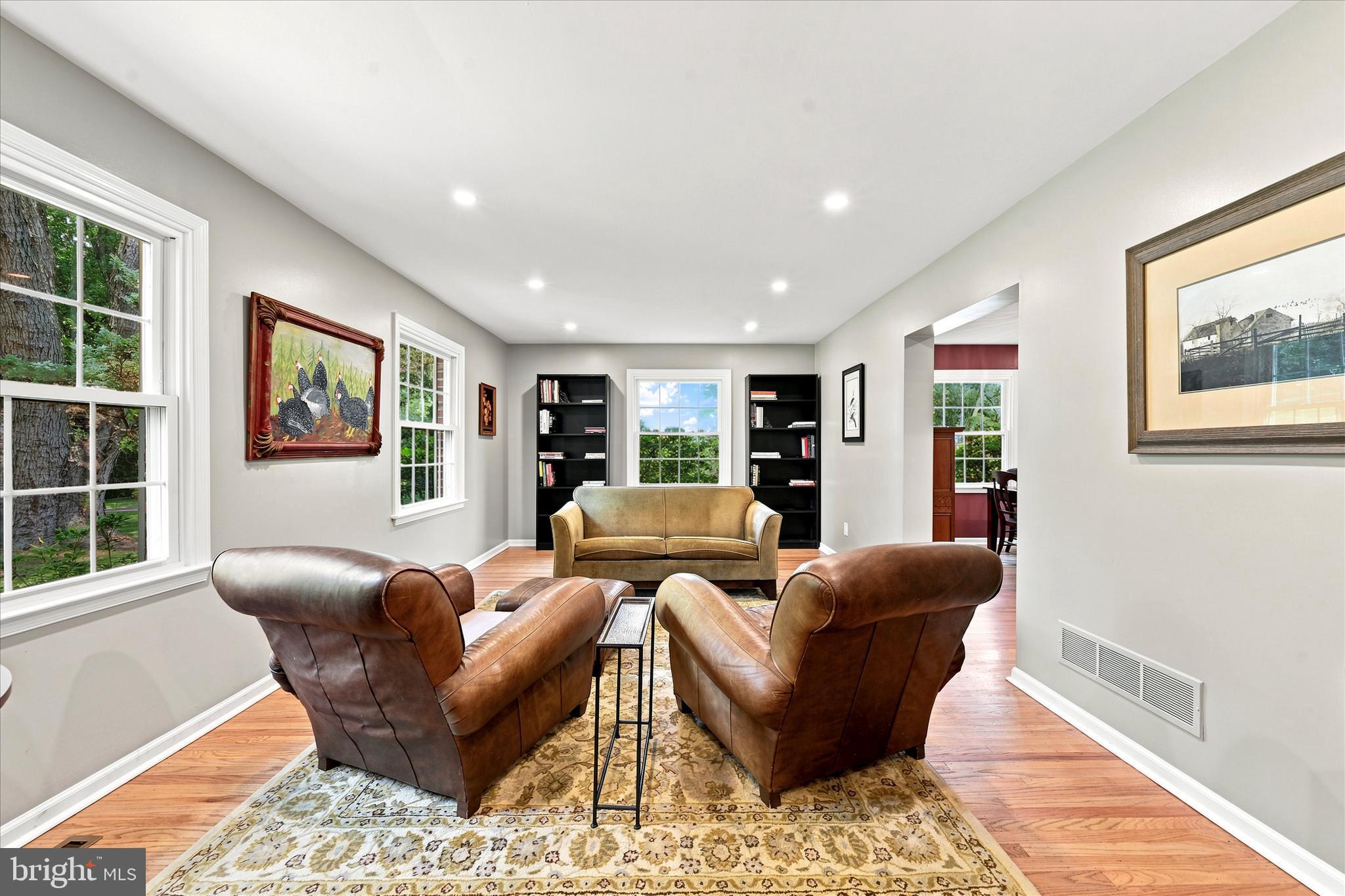7 MANOR VIEW CIRCLE