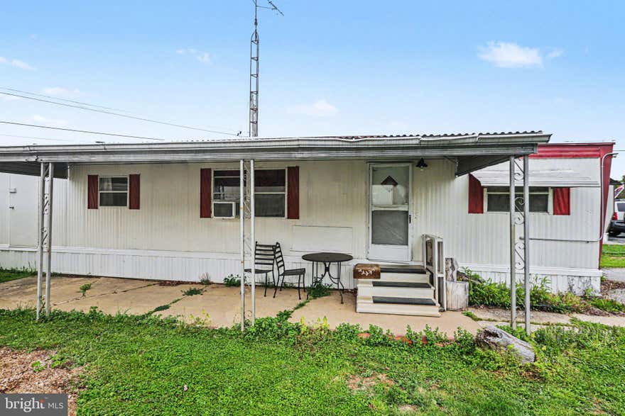 Welcome to 509 Middleview Drive in York, PA—an affordable and well-maintained single-wide manufactured home offering  low-maintenance living. This home features 2 bedrooms and 1 full bath, making it a great option for those looking to downsize or enjoy a simpler lifestyle.

Step inside to find a cozy living area and  kitchen, providing everything you need in a manageable space. Outside, you’ll appreciate the large shed equipped with electric—perfect for storage, hobbies, or a workshop.

Lot rent is $582/month and includes trash and sewer.  Seller just installed new heating system in 2024.