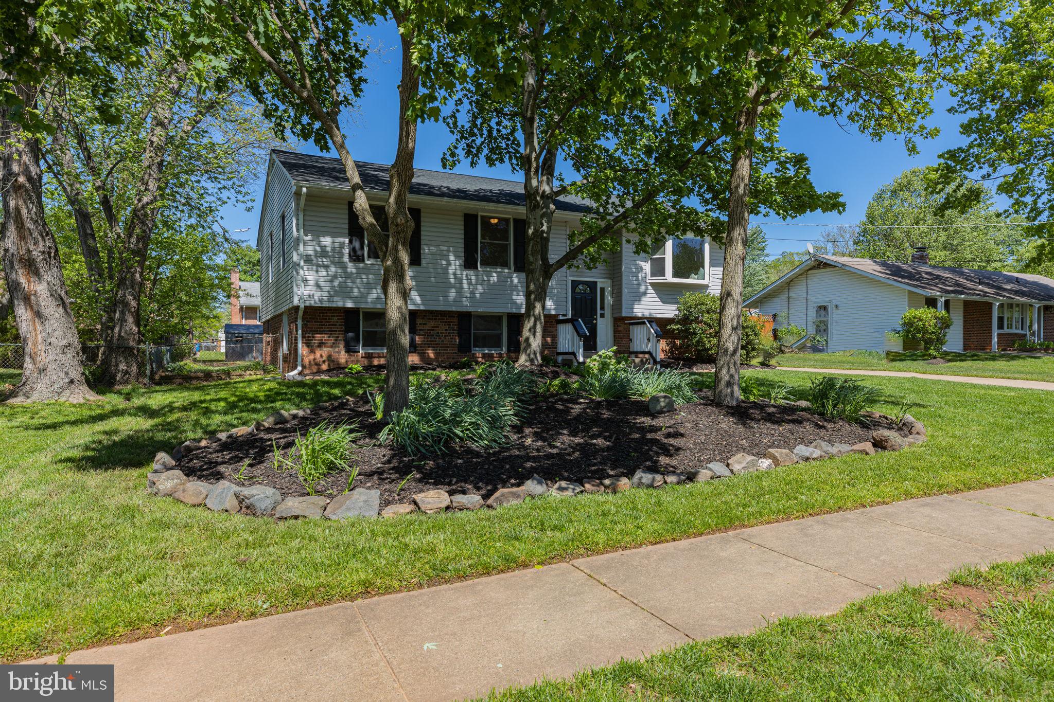 COUNTRY CLUB MANOR - Residential