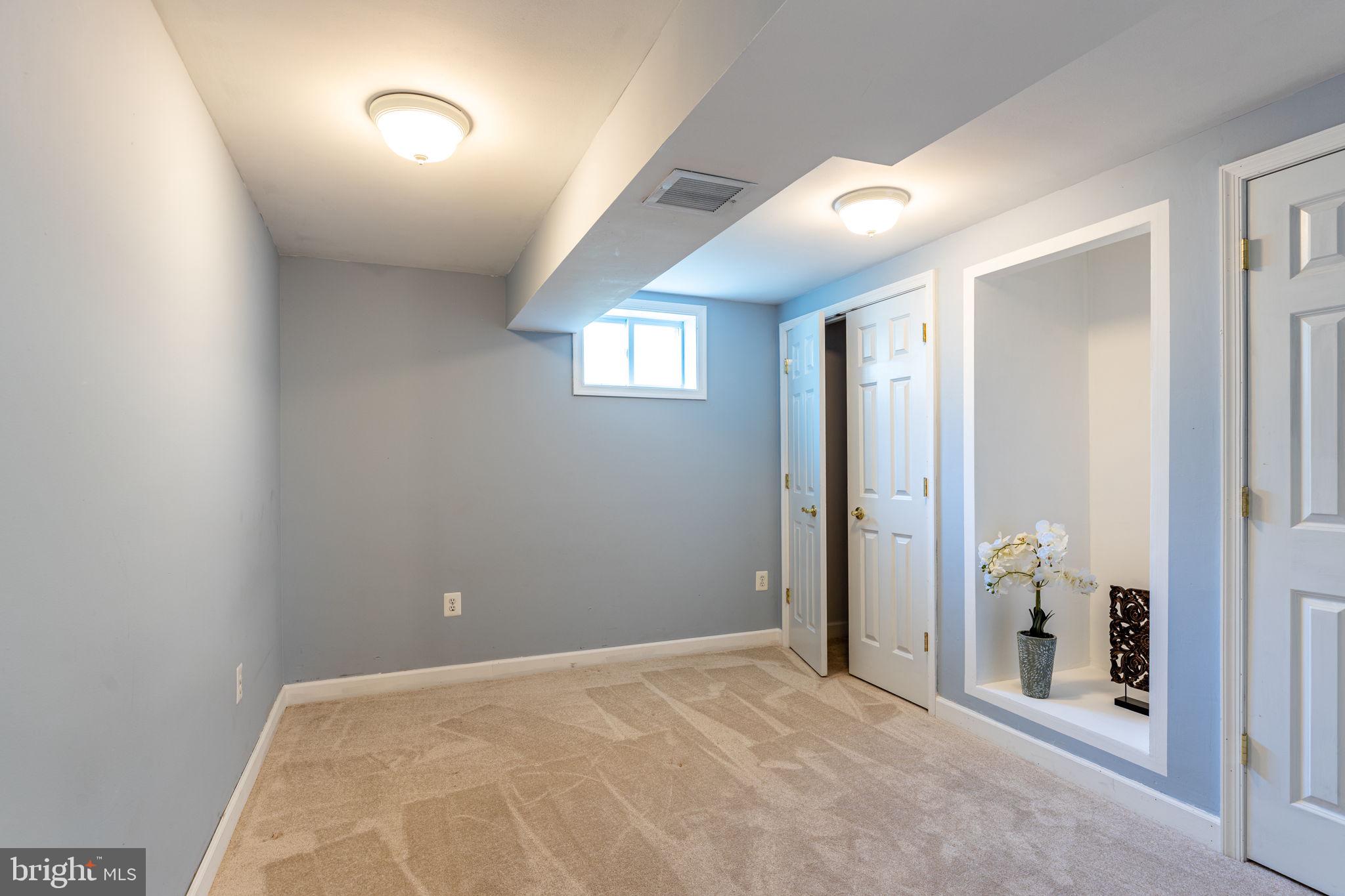 COUNTRY CLUB MANOR - Residential